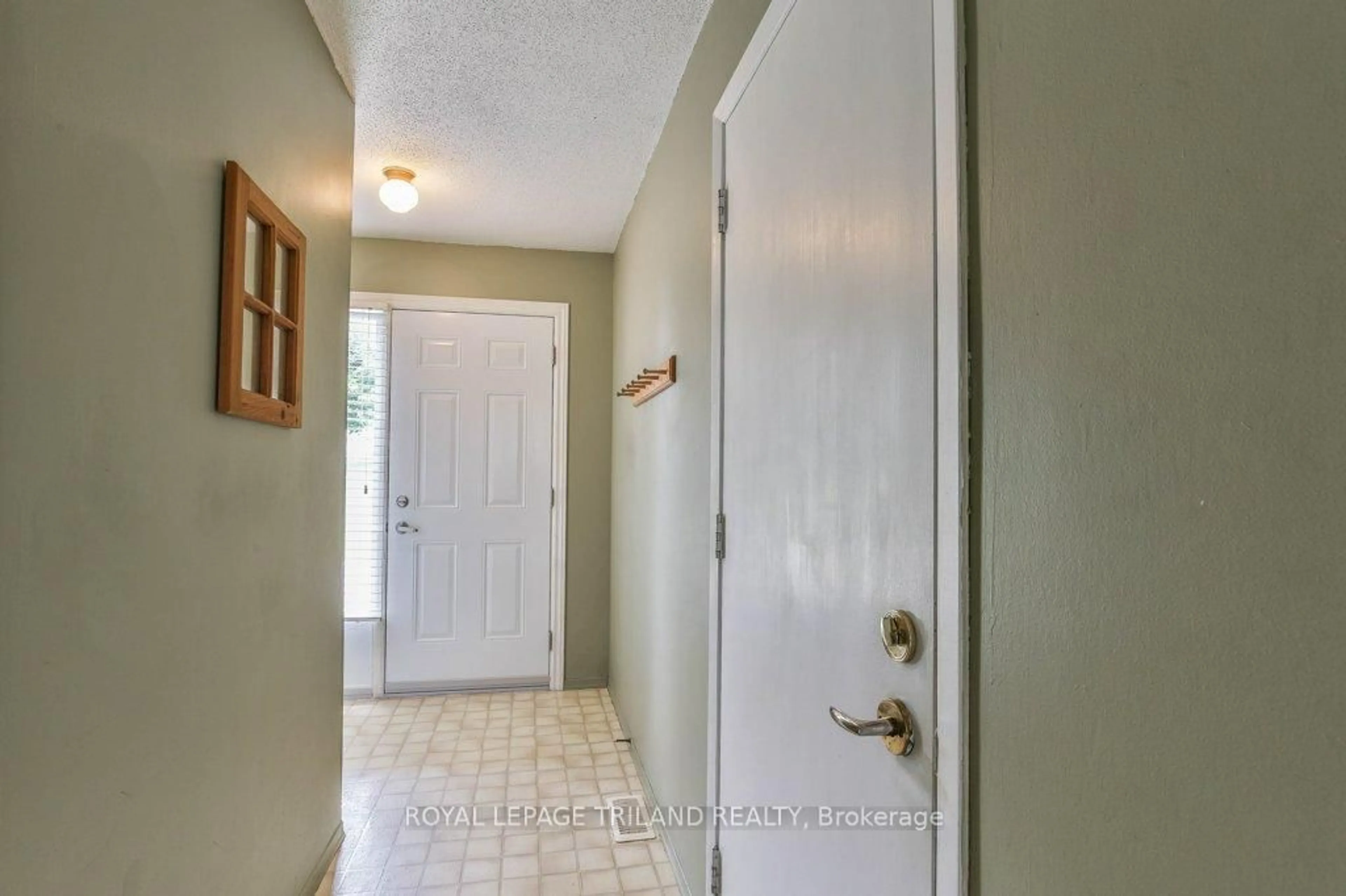 Indoor entryway for 30 CLARENDON Cres #47, London South Ontario N6C 5Y2