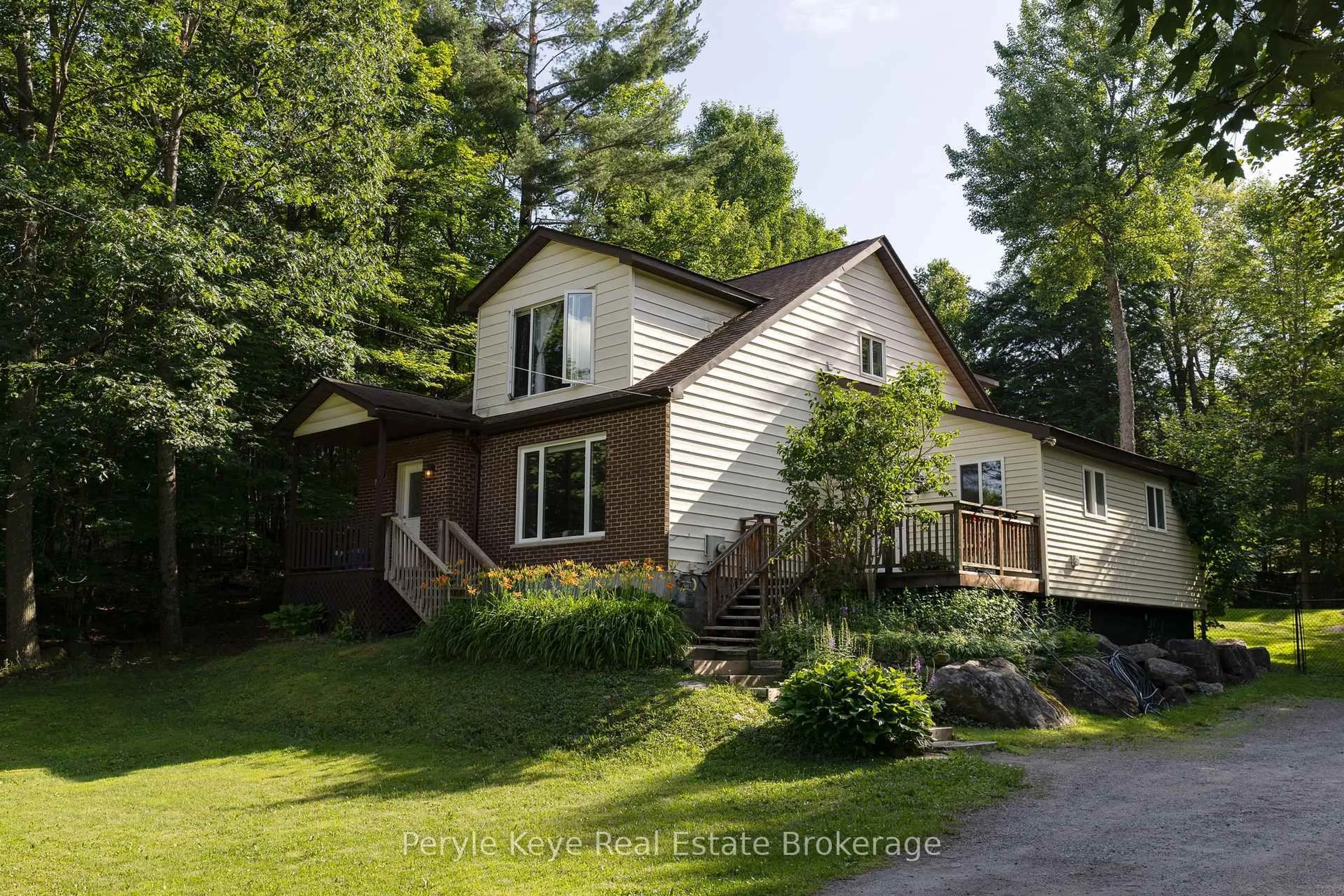 Home with vinyl exterior material, street for 820 Manitoba St, Bracebridge Ontario P1L 1W9