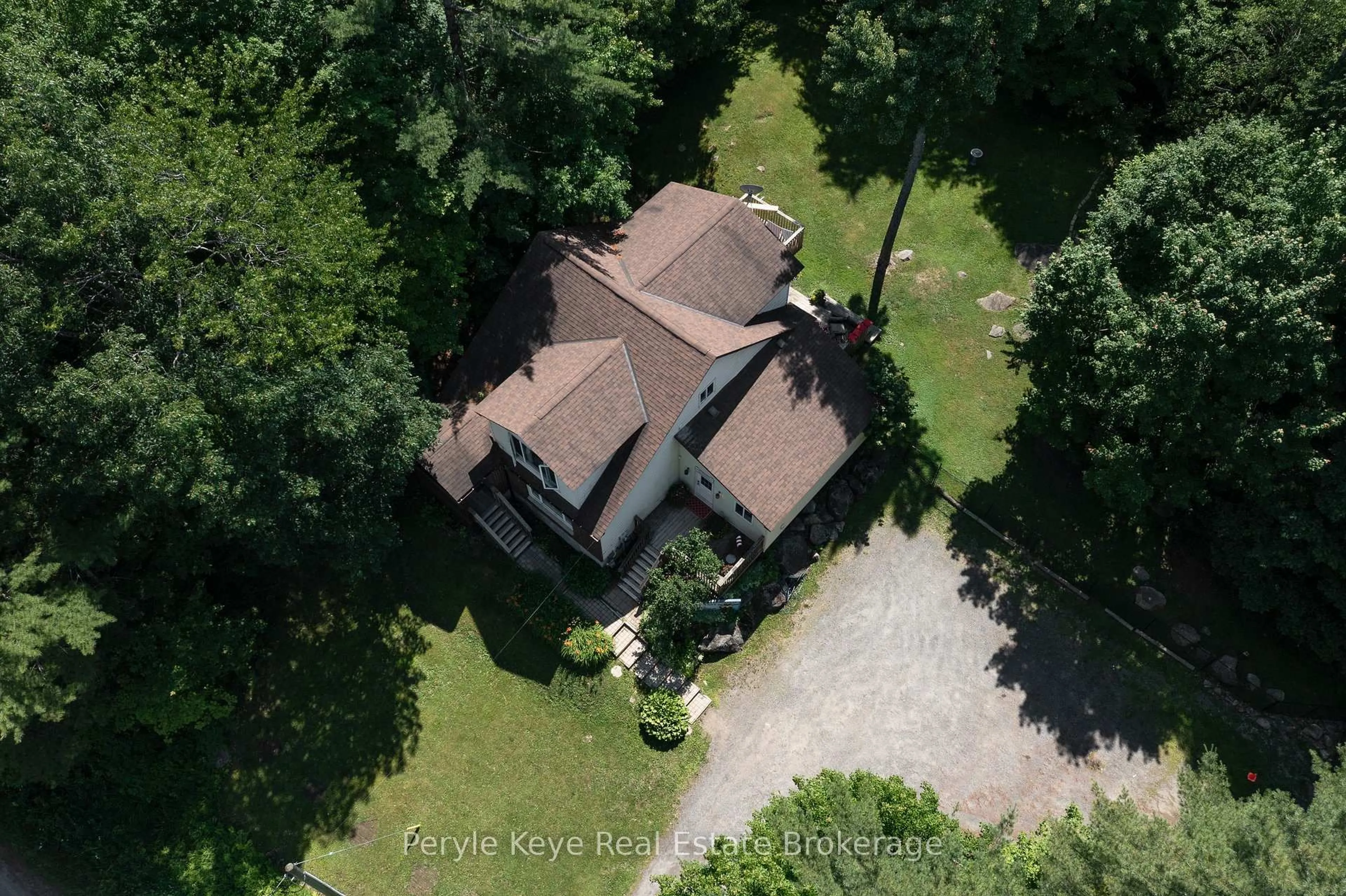 A pic from outside/outdoor area/front of a property/back of a property/a pic from drone, street for 820 Manitoba St, Bracebridge Ontario P1L 1W9
