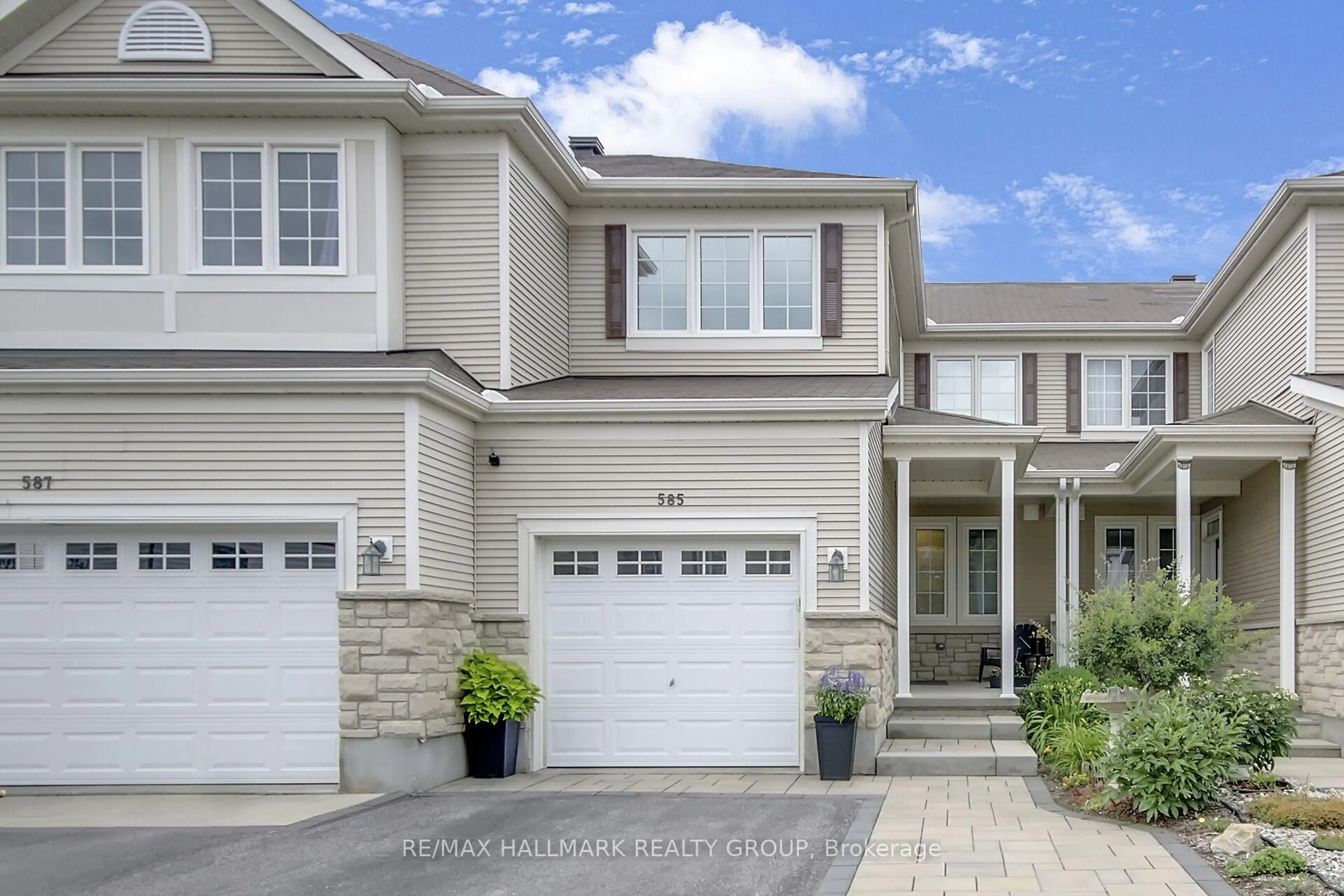 Home with vinyl exterior material, street for 585 Barrick Hill Rd, Ottawa Ontario K2M 0B4