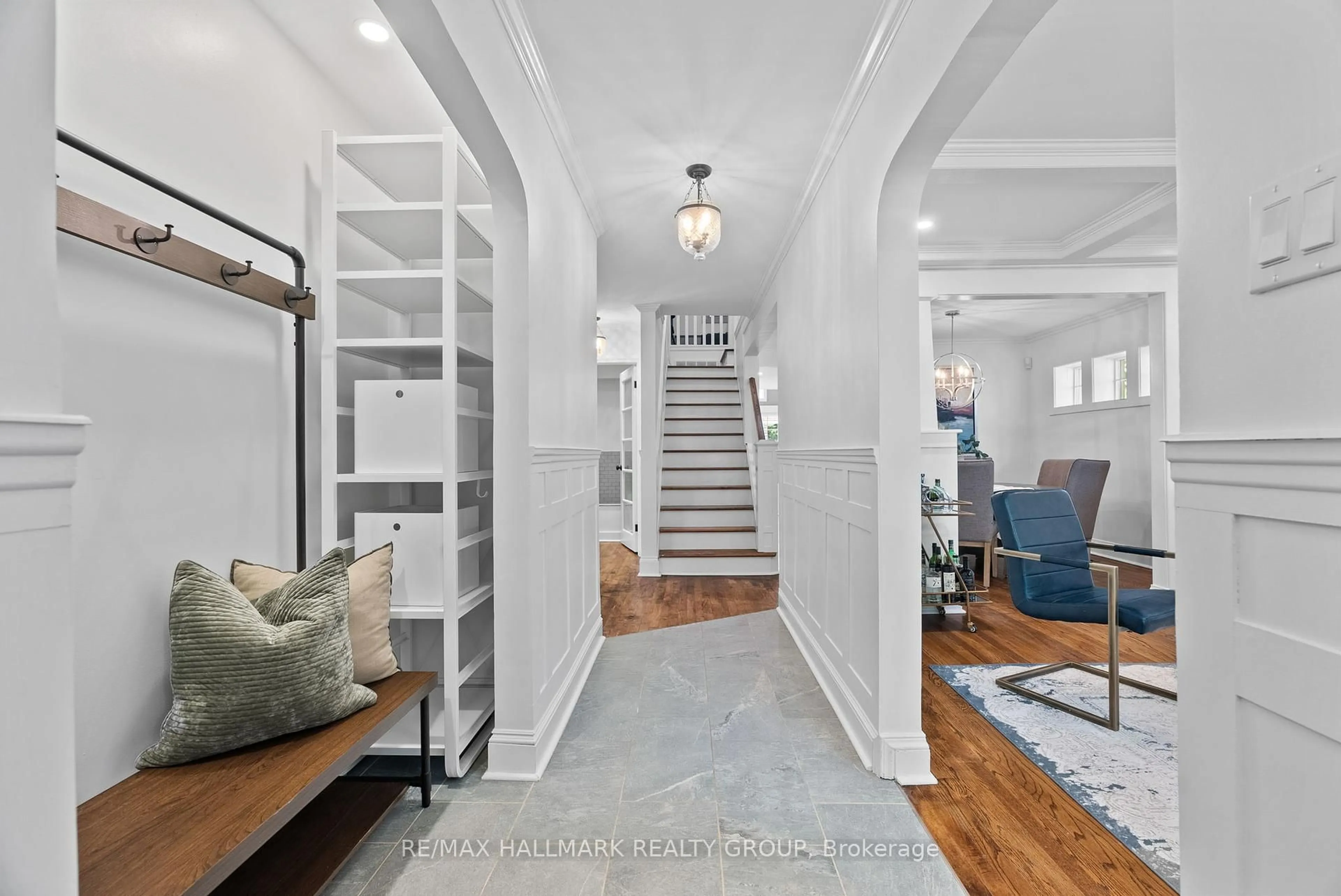 Indoor entryway for 472 BEVAN Ave, Ottawa Ontario K1Z 5Z5