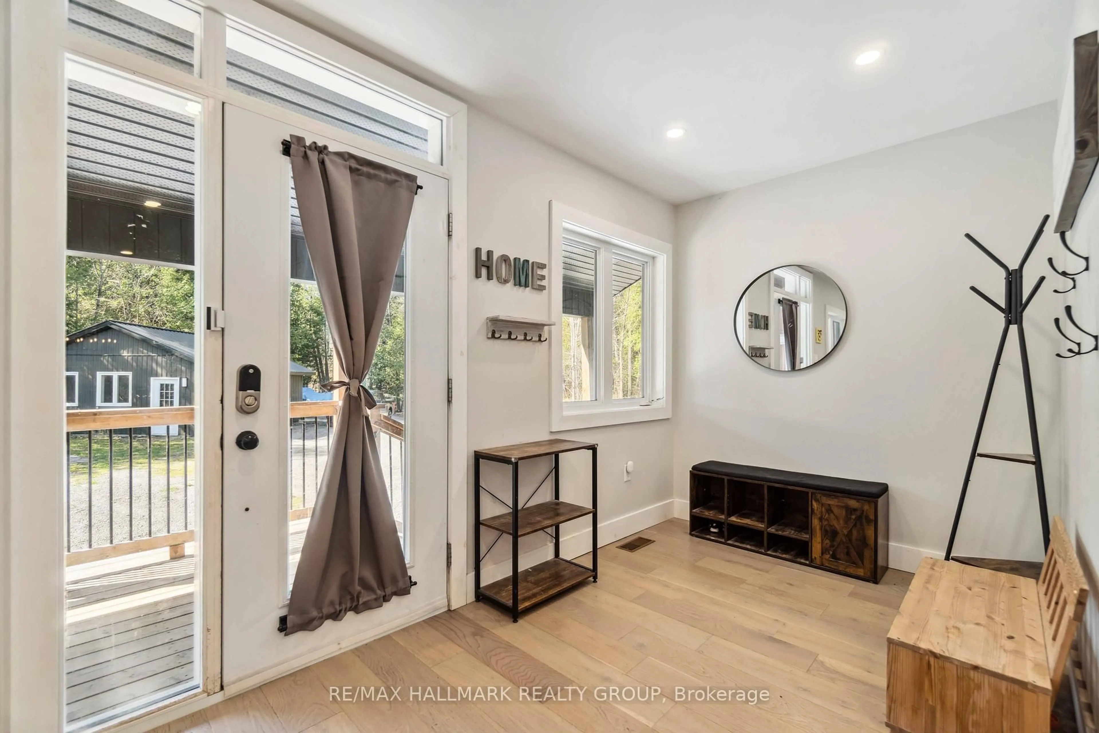 Indoor entryway for 628 Sugar Bush Rd, Pakenham Ontario K0A 2X0