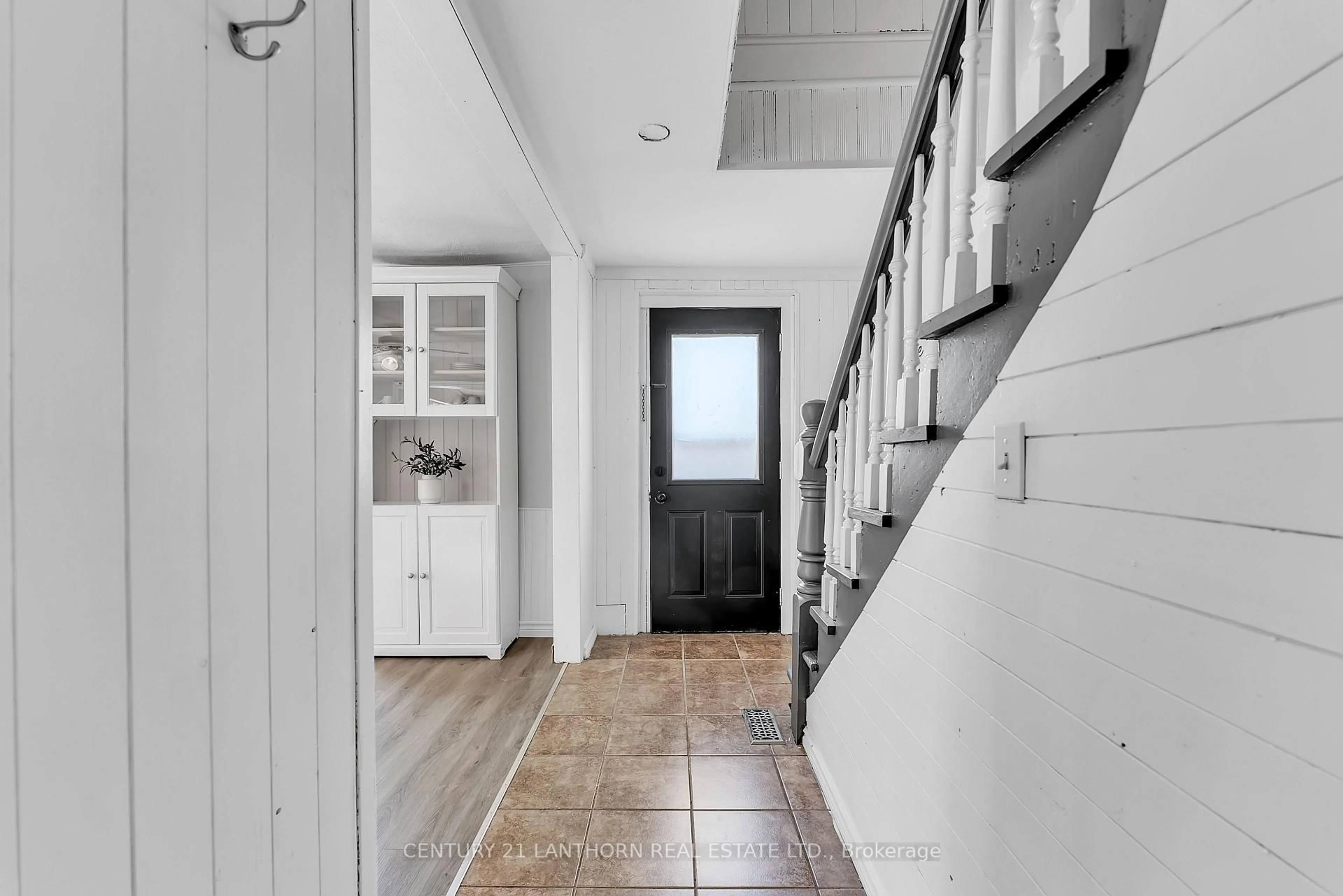 Indoor entryway for 41 Wallace St, Hastings Ontario K0K 2C0