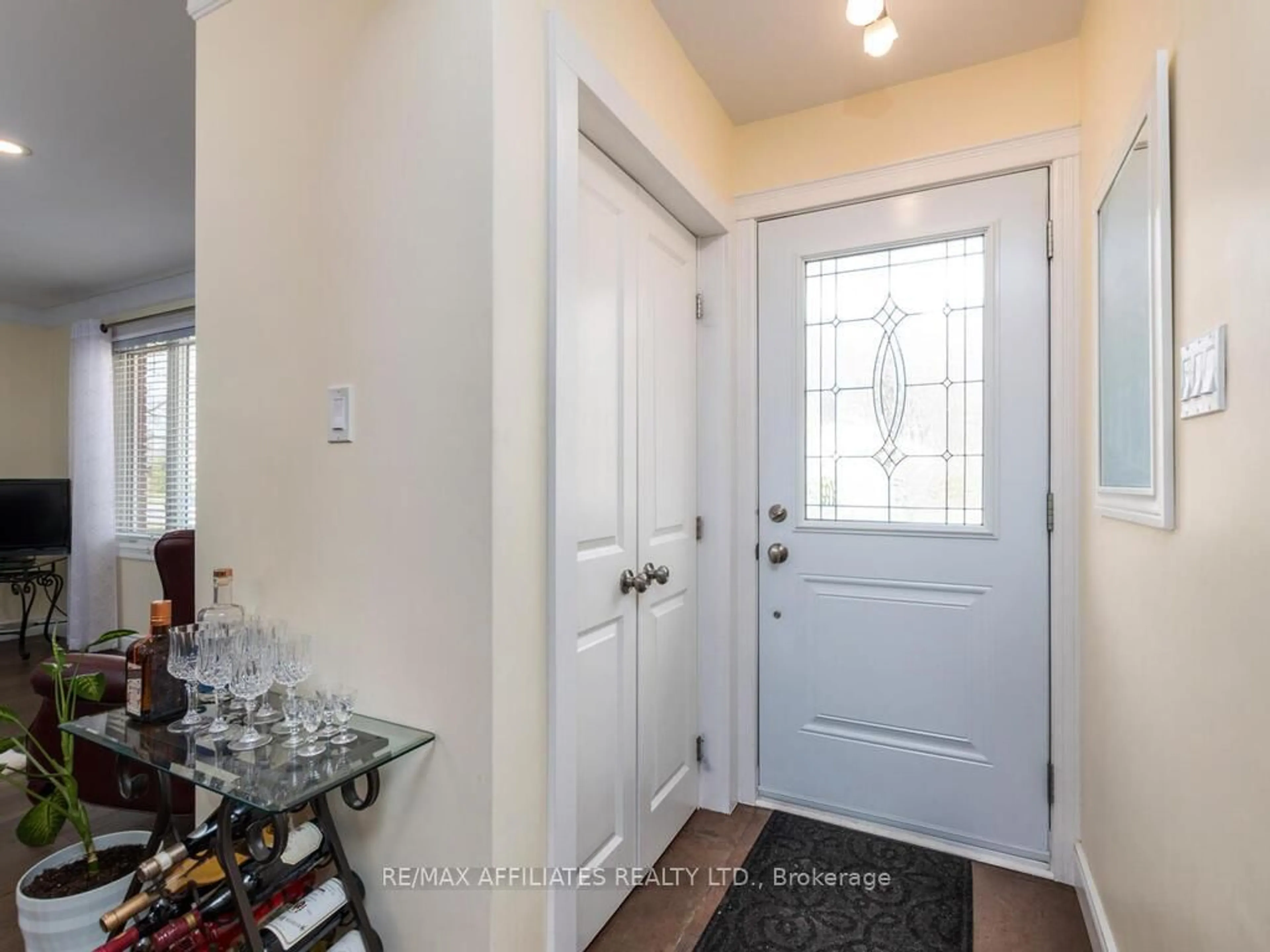 Indoor entryway for 1941 Haig Dr, Ottawa Ontario K1G 2J9