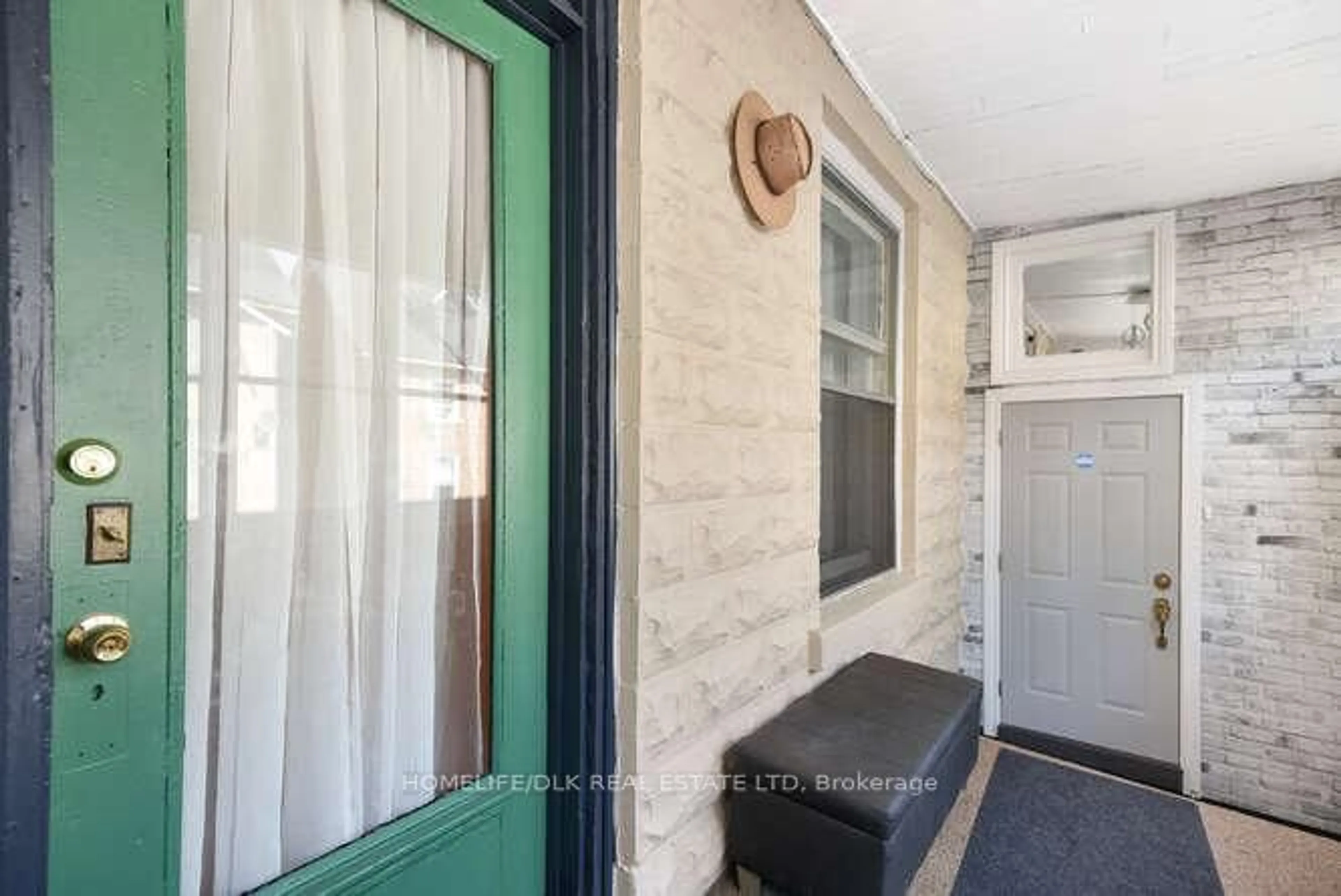 Indoor entryway for 80 Perth St, Brockville Ontario K6V 5C7