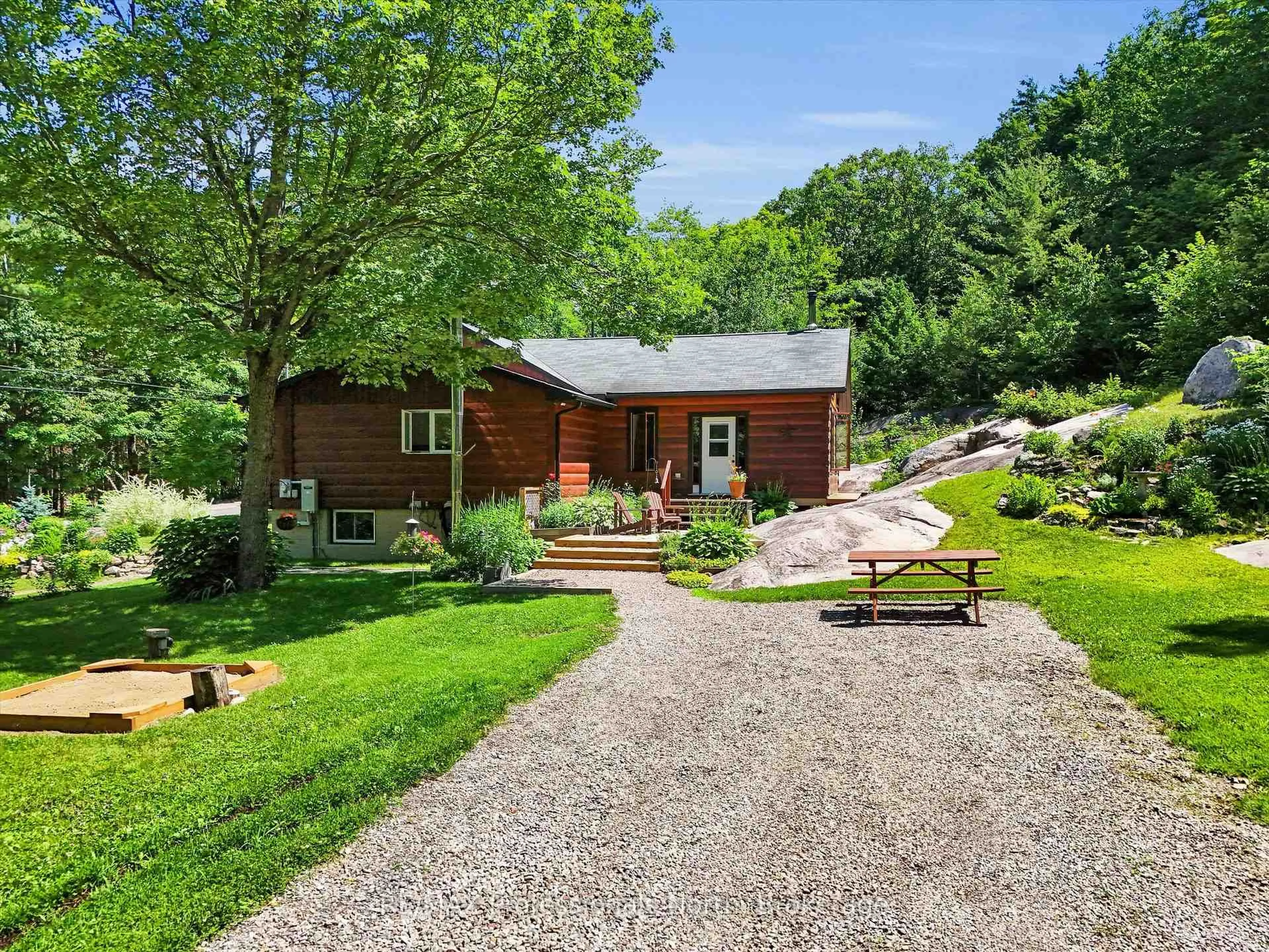 A pic from outside/outdoor area/front of a property/back of a property/a pic from drone, unknown for 2351 Falkenburg Rd, Muskoka Lakes Ontario P0B 1J0