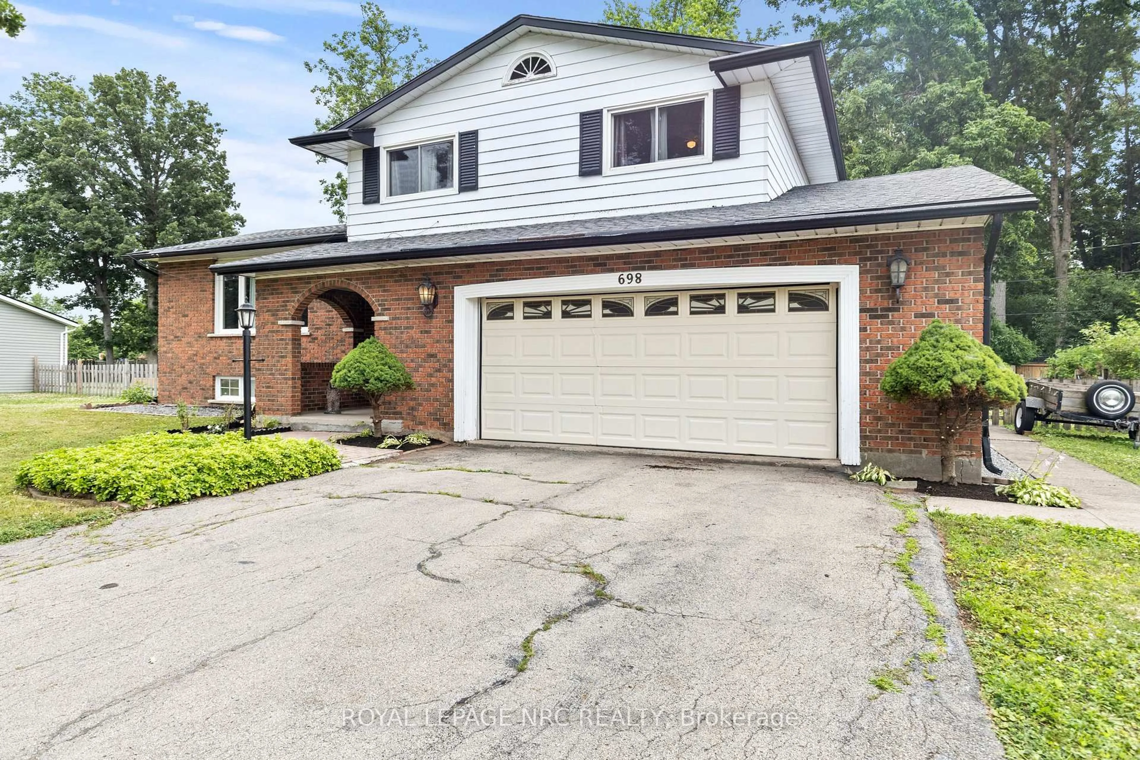 Home with brick exterior material, street for 698 Daytona Dr, Fort Erie Ontario L2A 4Z6