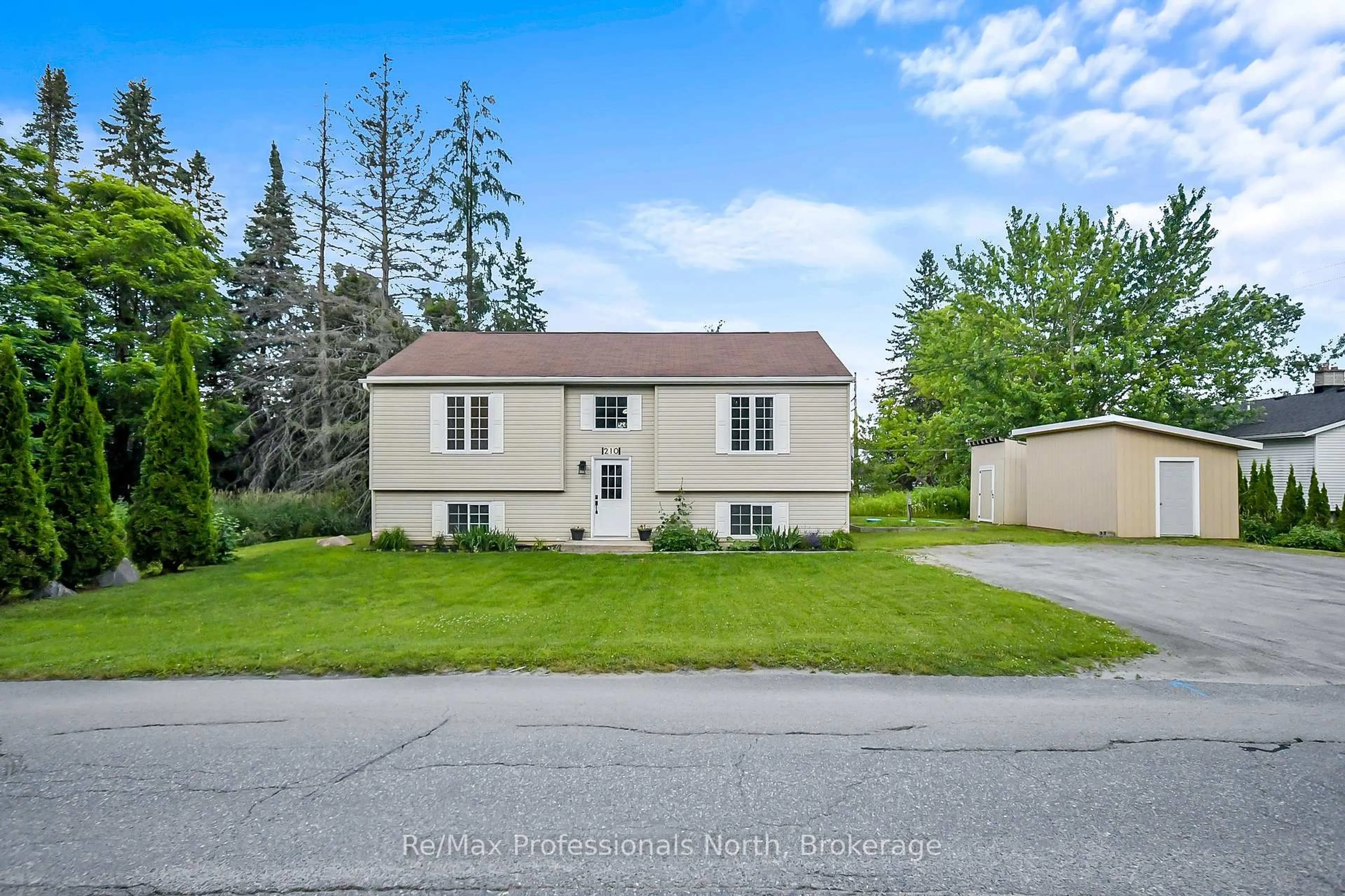 A pic from outside/outdoor area/front of a property/back of a property/a pic from drone, street for 210 MCPHERSON St, Gravenhurst Ontario P1P 1R2