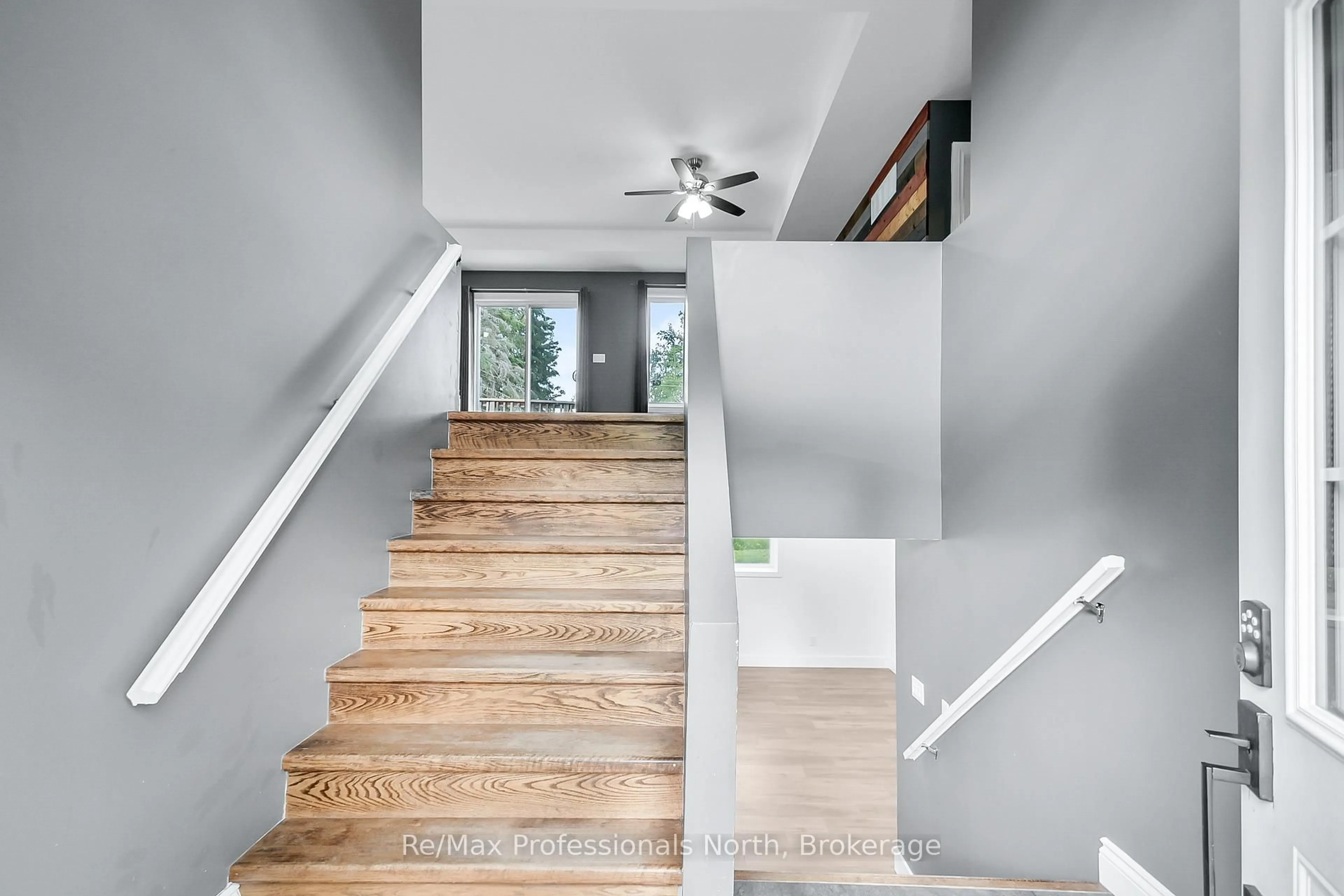 Stairs for 210 MCPHERSON St, Gravenhurst Ontario P1P 1R2