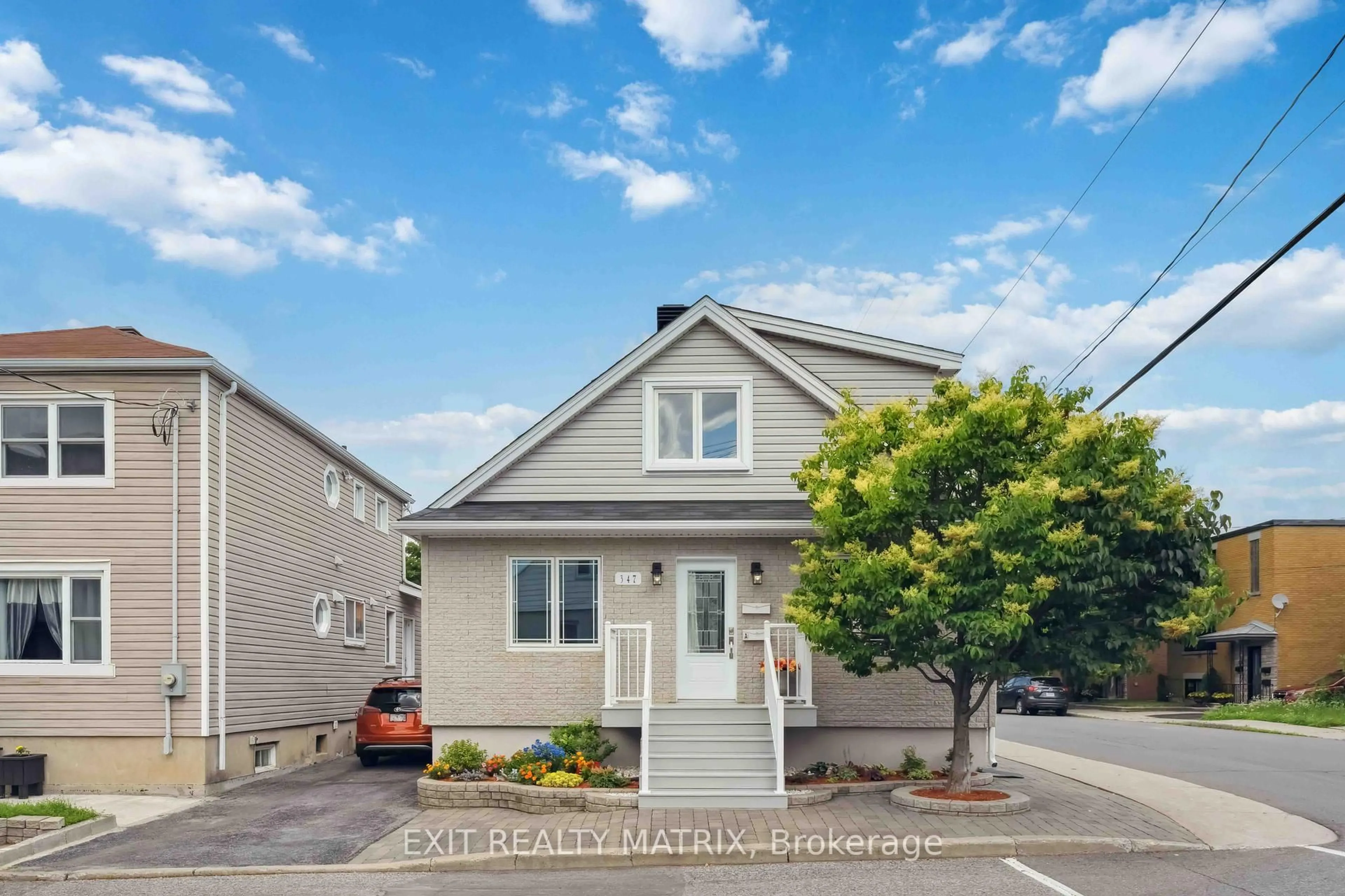 Home with vinyl exterior material, street for 347 Shakespeare St, Ottawa Ontario K1L 5M1