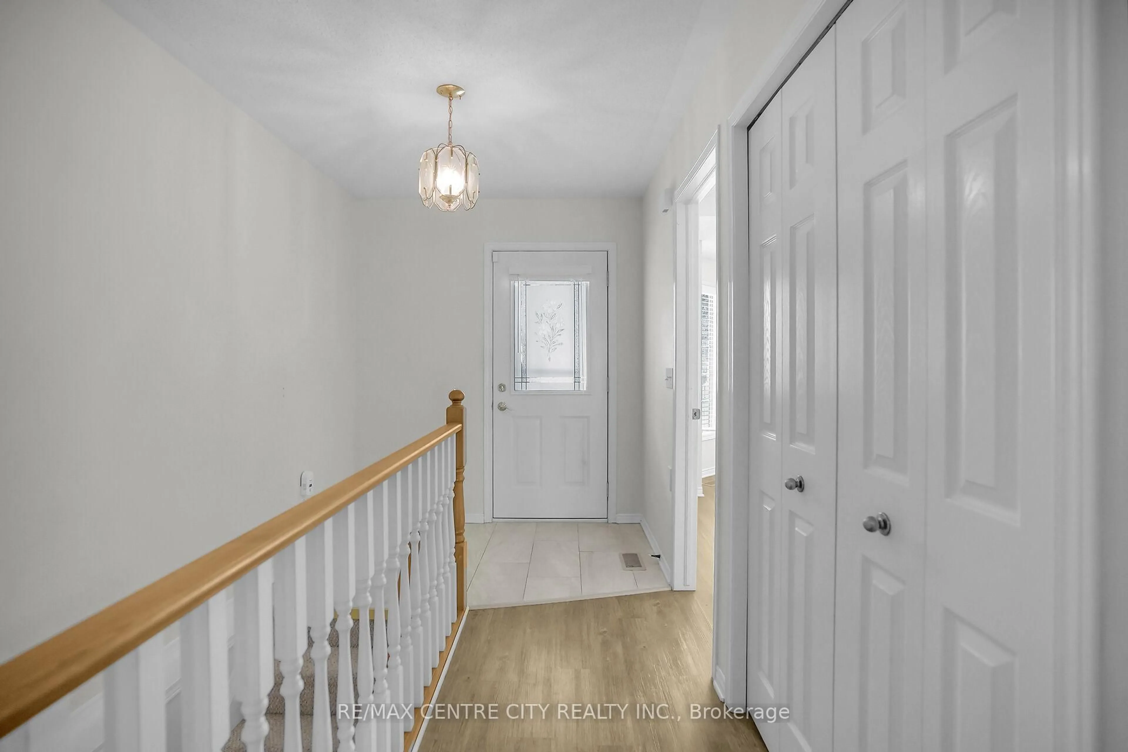 Indoor entryway for 875 Thistledown Way #25, London North Ontario N6G 5G5