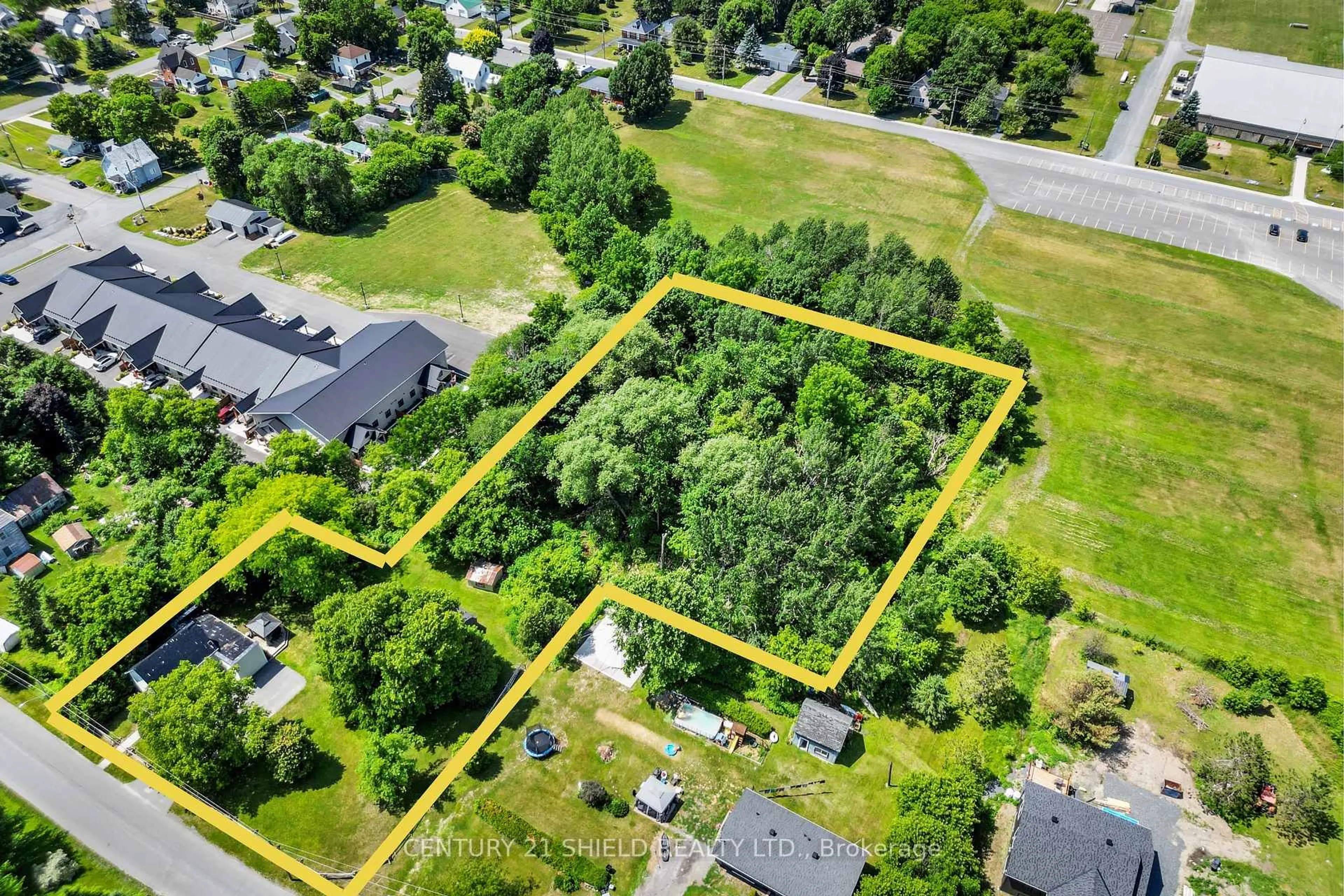 A pic from outside/outdoor area/front of a property/back of a property/a pic from drone, street for 23 Mechanic St, North Glengarry Ontario K0C 1T0