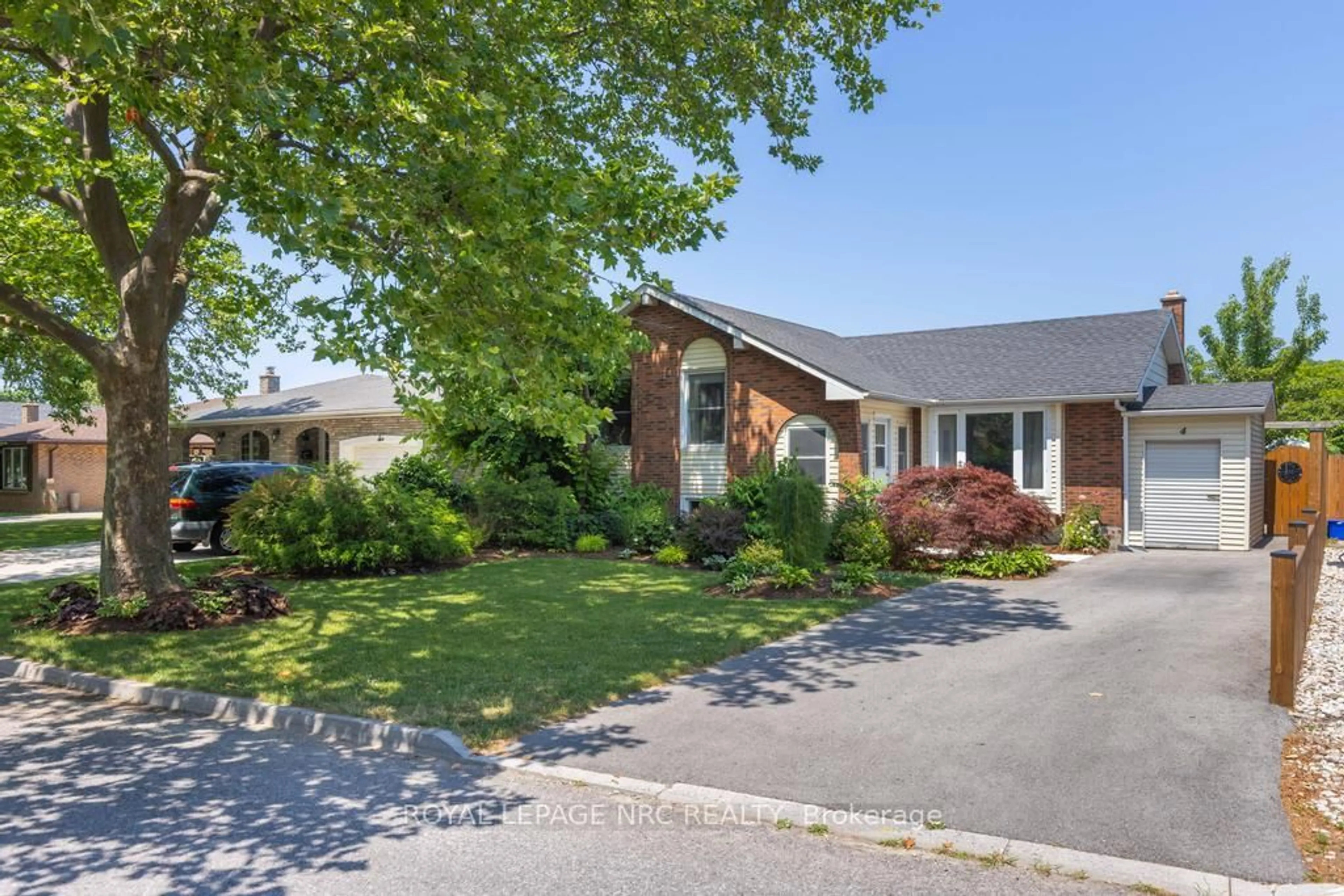 Home with brick exterior material, street for 4 Rochelle Dr, St. Catharines Ontario L2M 6Y8