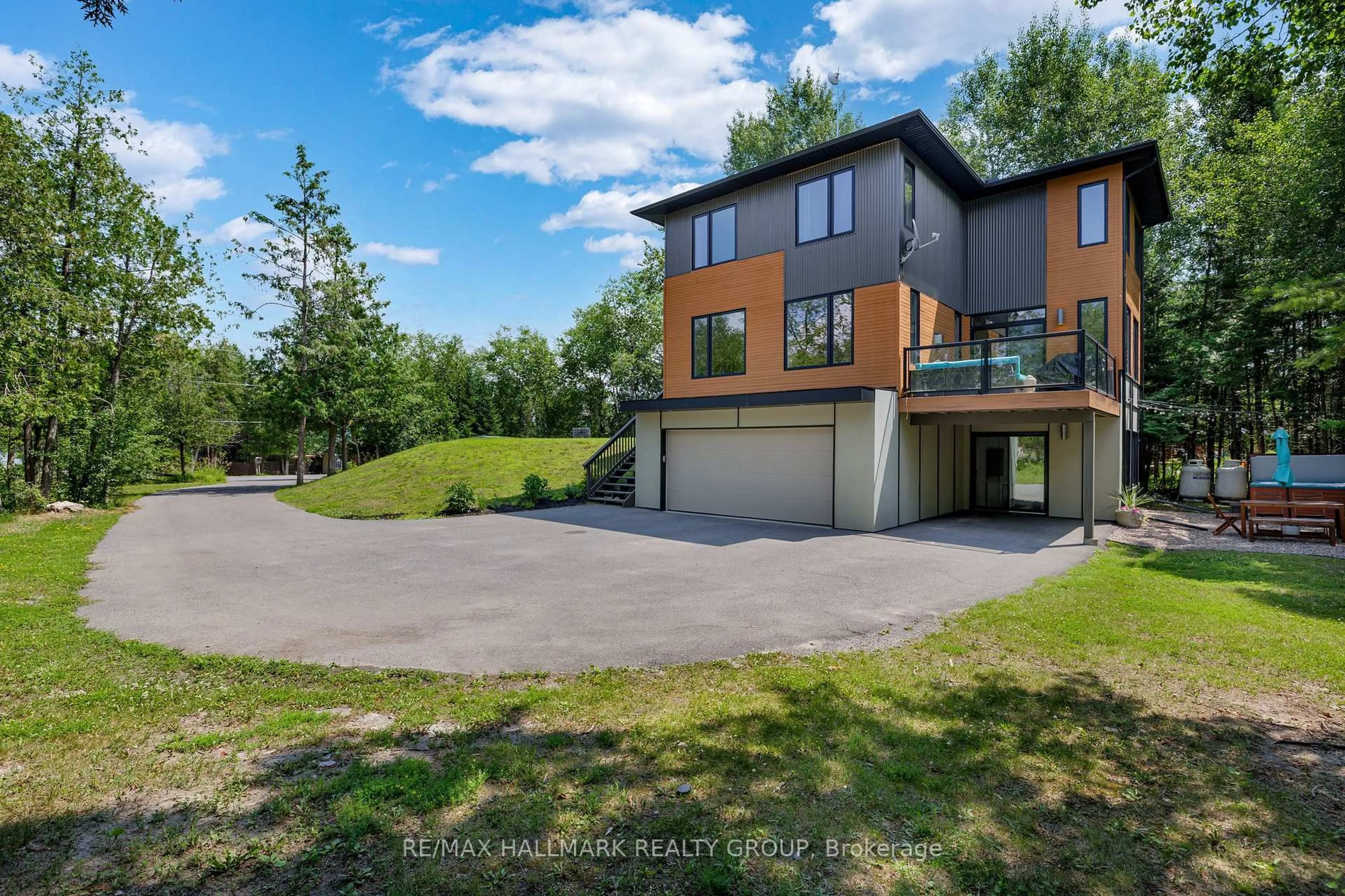 A pic from outside/outdoor area/front of a property/back of a property/a pic from drone, water/lake/river/ocean view for 3311 Barlow Cres, Ottawa Ontario K0A 1T0