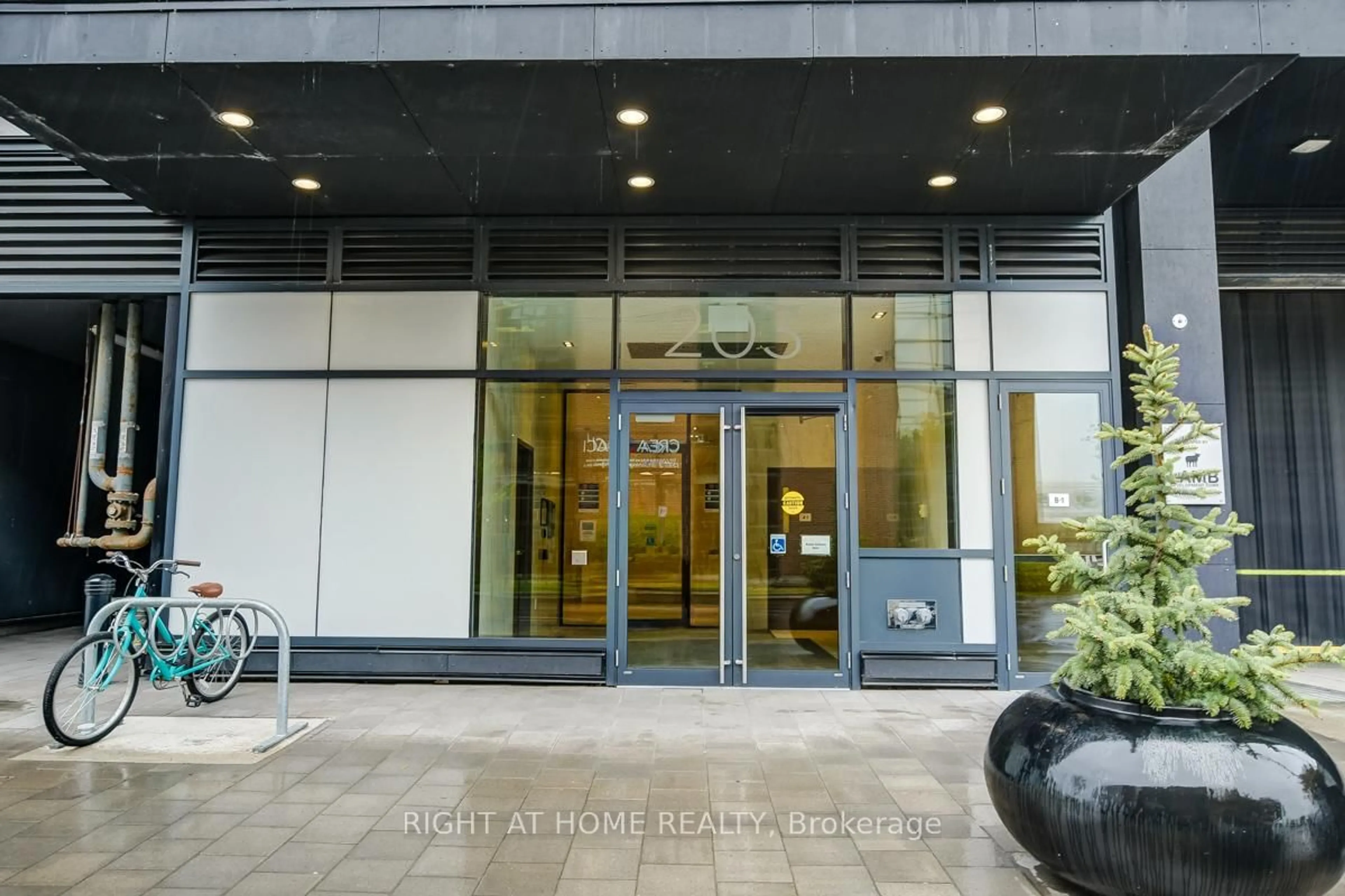 Indoor foyer for 203 CATHERINE St #608, Ottawa Ontario K2P 1J5