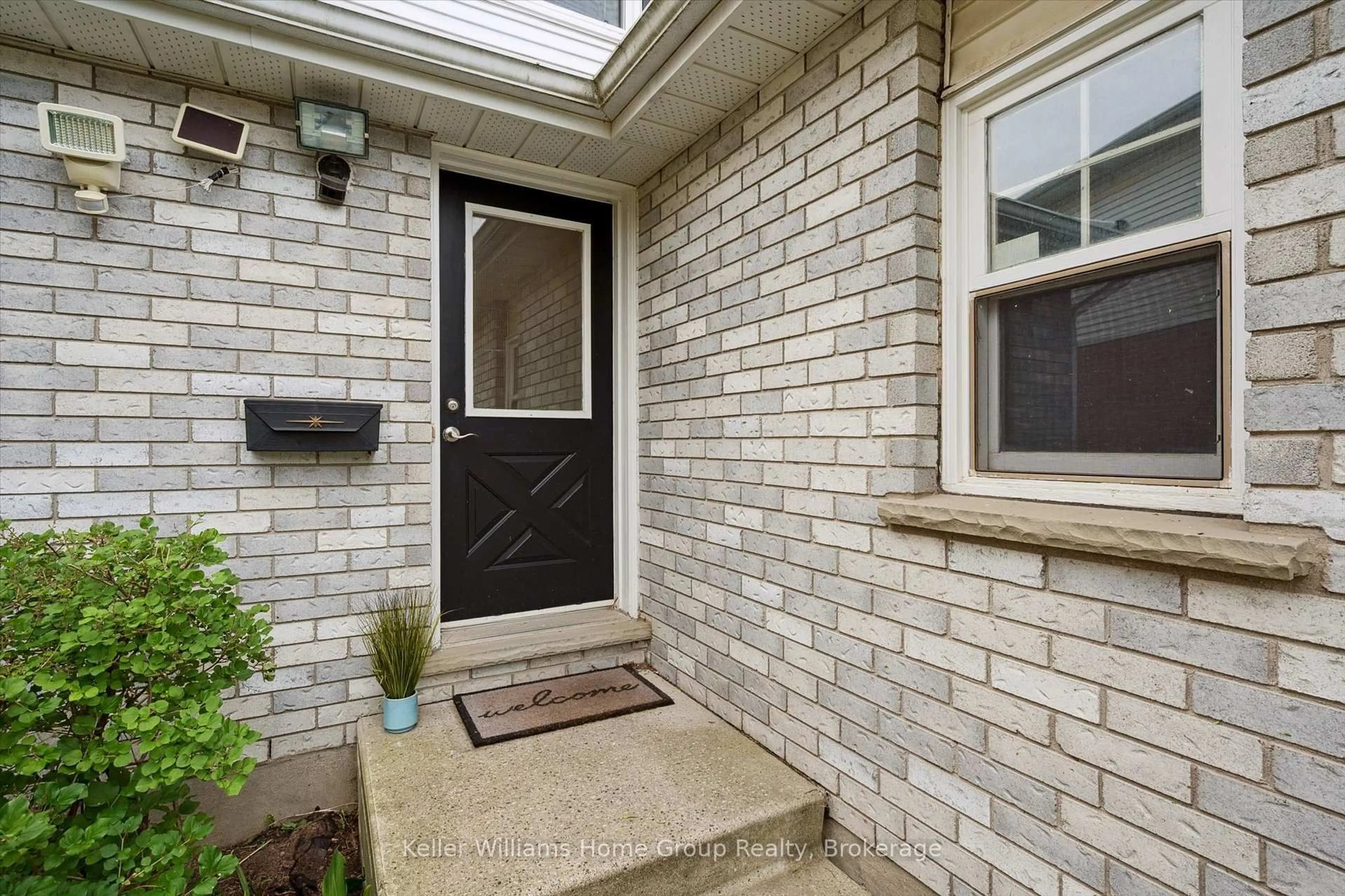 Indoor entryway for 127 Moss Pl, Guelph Ontario N1G 4V4