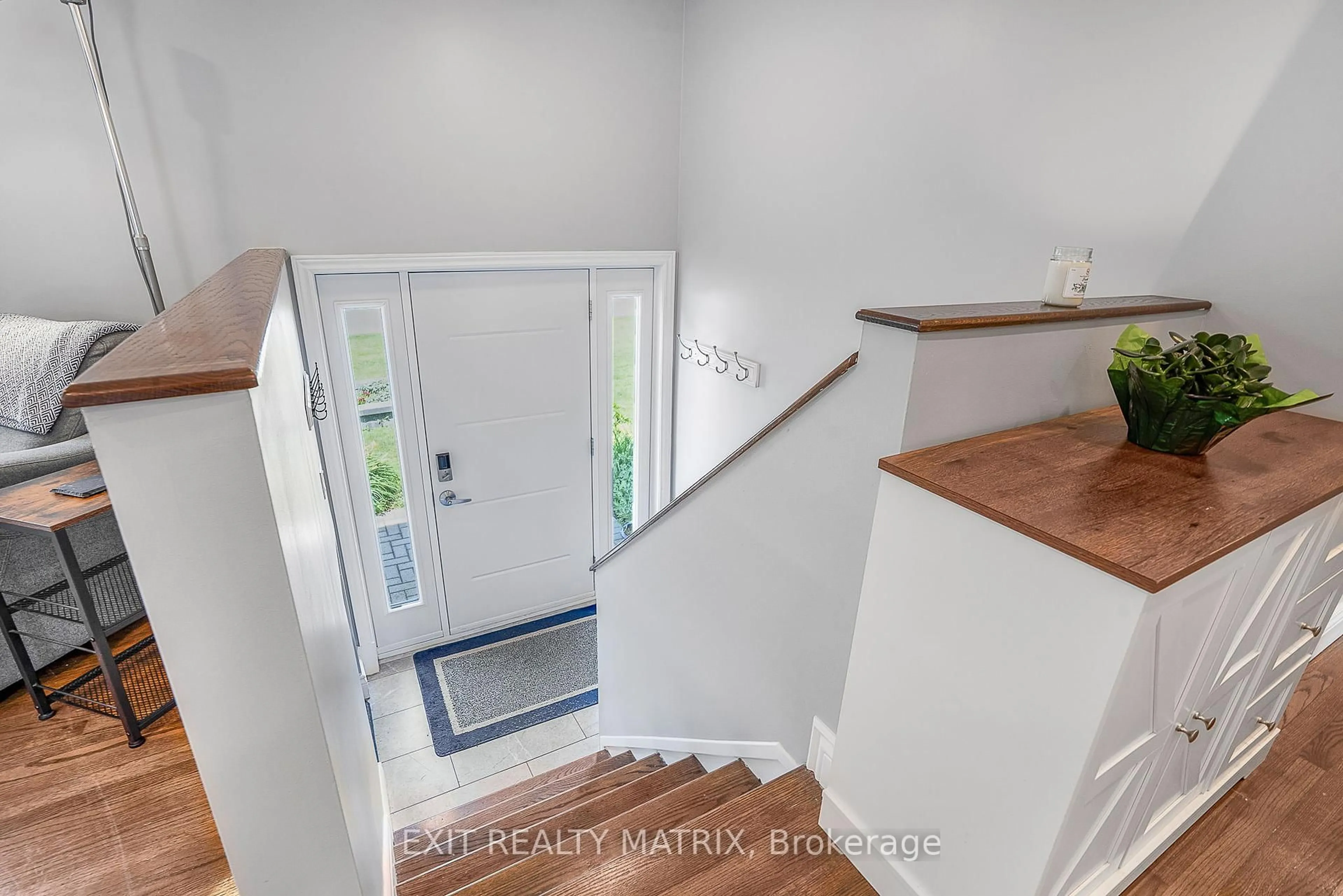 Indoor entryway for 48 Albert St, Russell Ontario K0A 1W0
