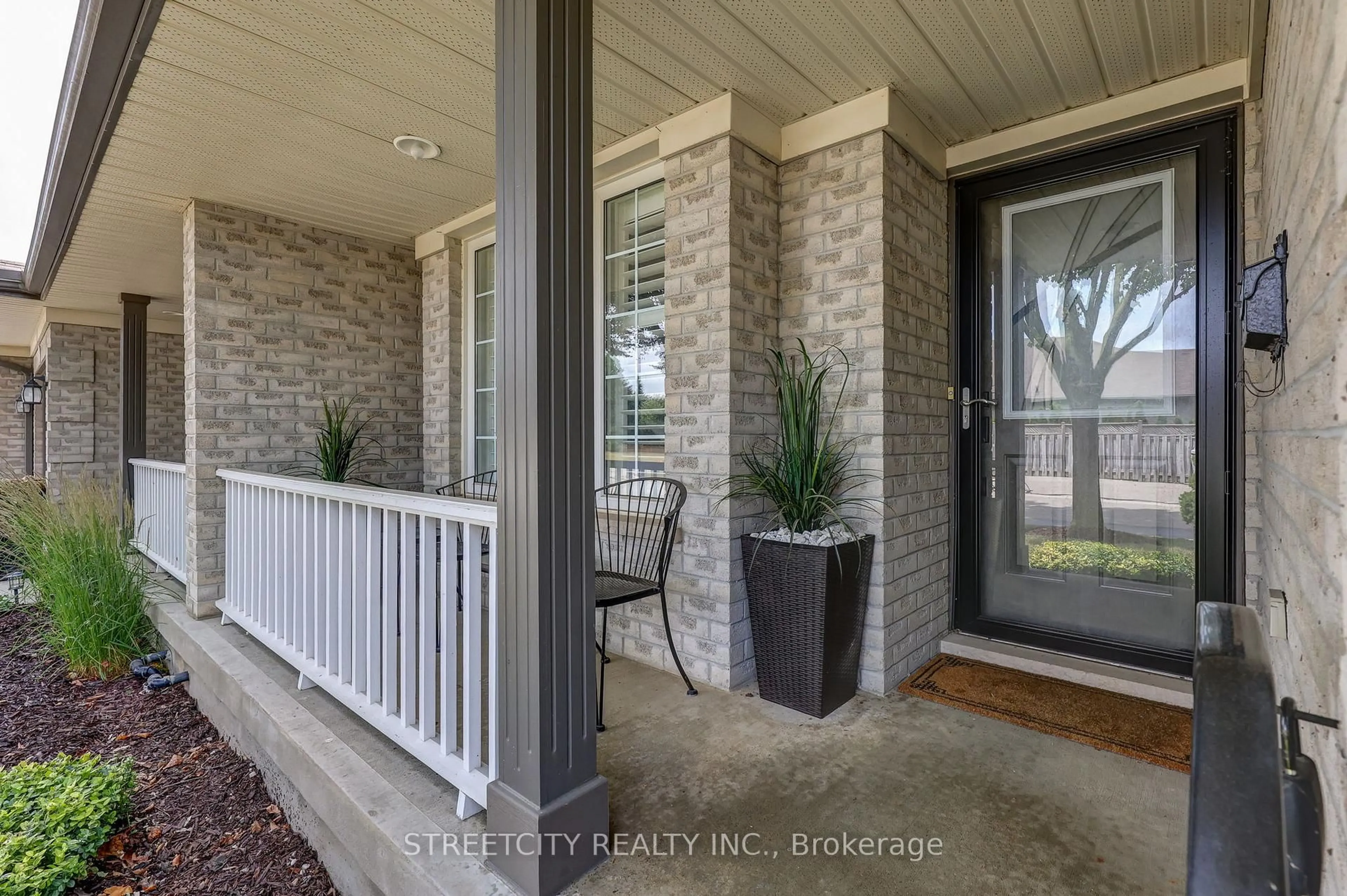 Indoor entryway for 20 Windmere Pl #6, St. Thomas Ontario N5R 6H6