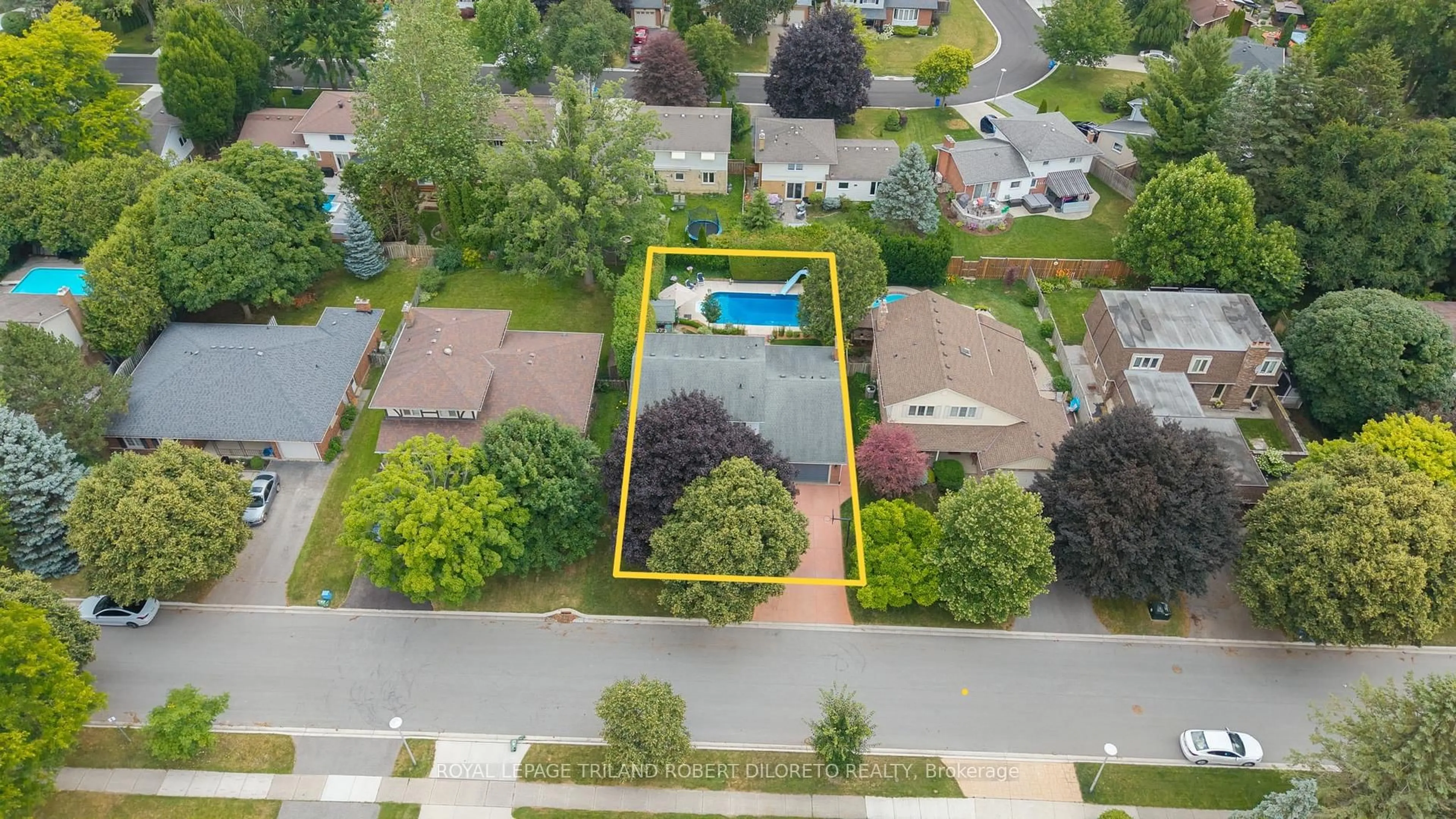 A pic from outside/outdoor area/front of a property/back of a property/a pic from drone, street for 87 Camden Rd, London North Ontario N5X 2K2