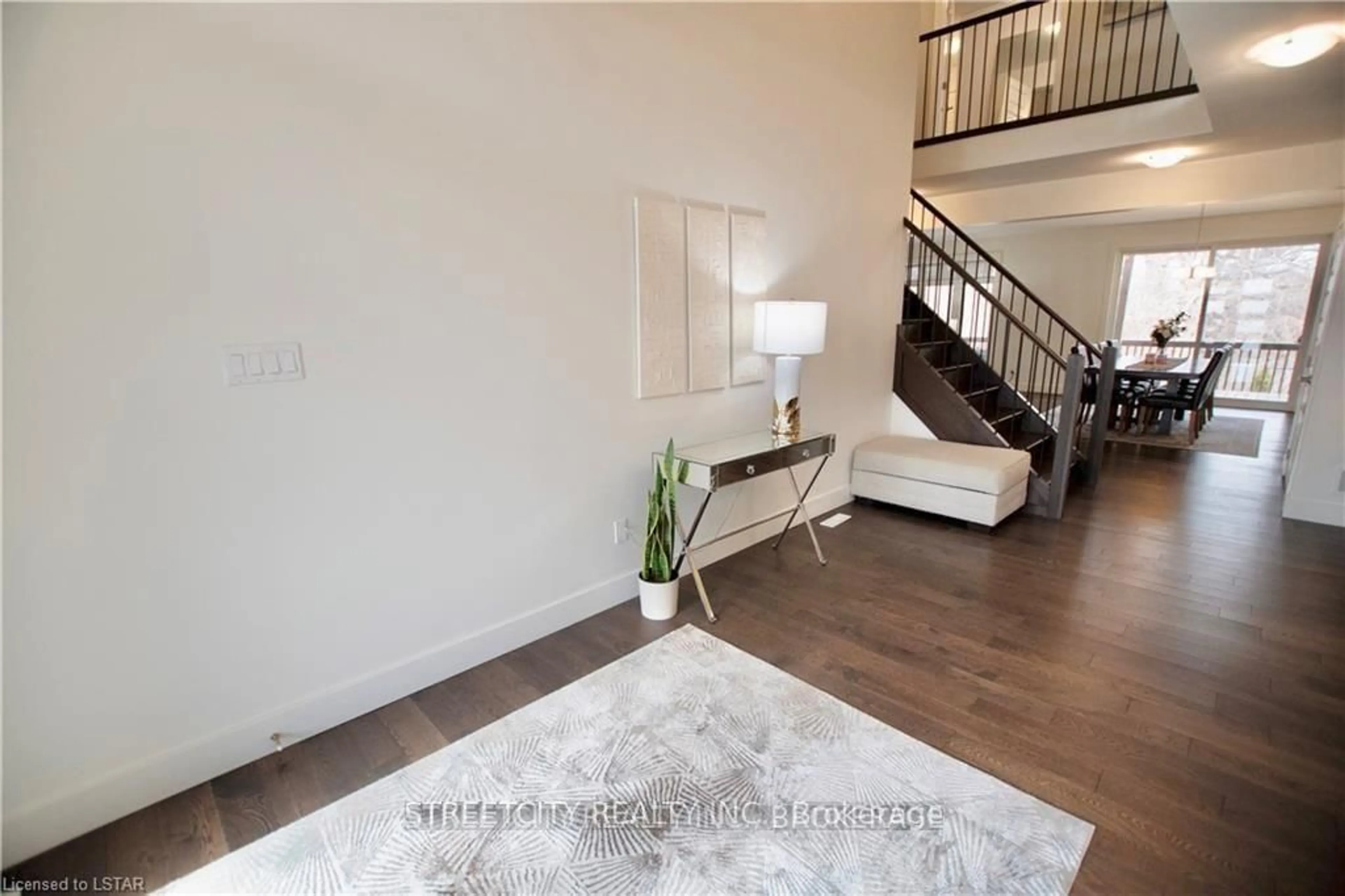 Indoor entryway for 1345 Dyer Cres, London North Ontario N6G 0S7