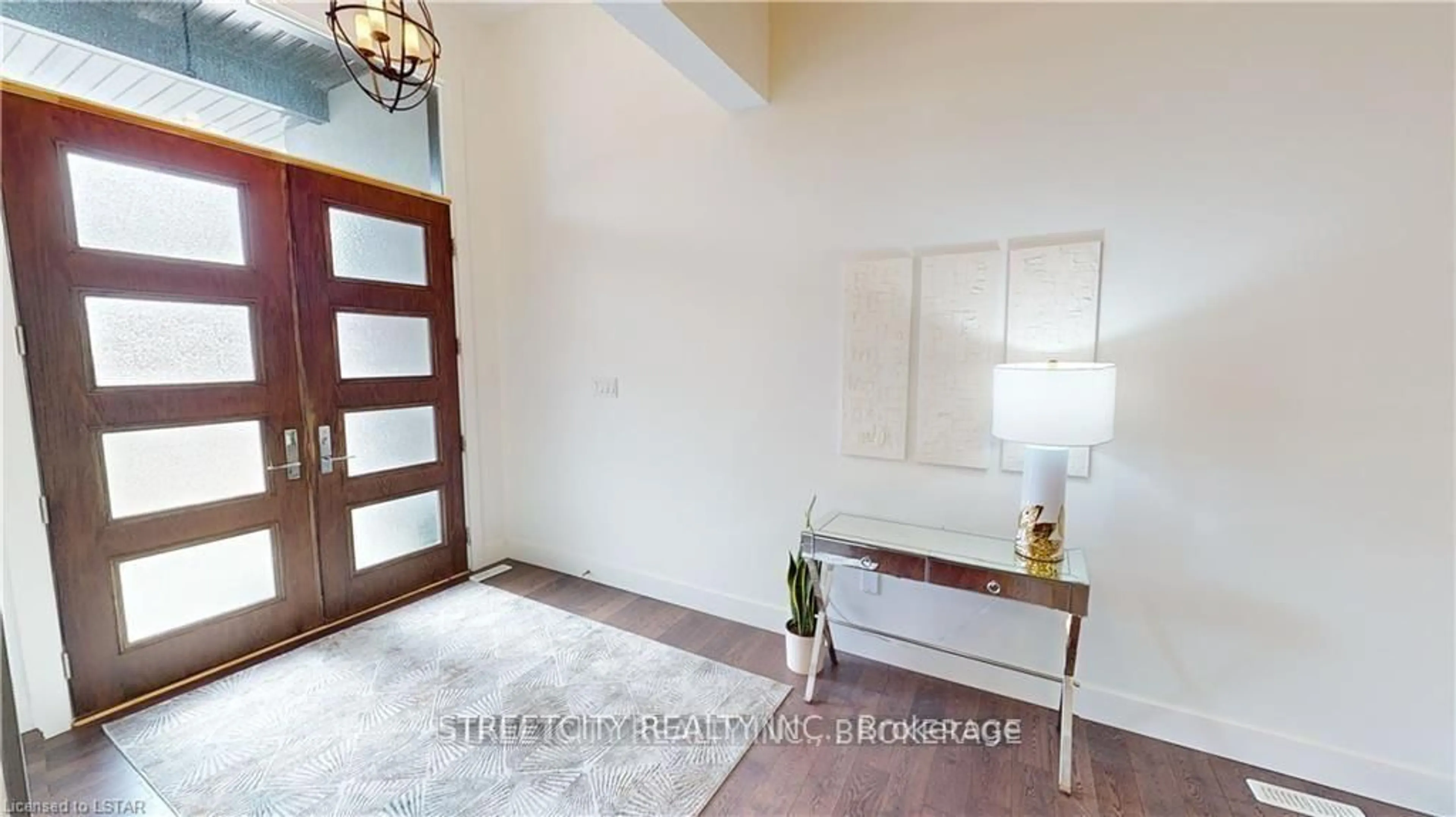 Indoor entryway for 1345 Dyer Cres, London North Ontario N6G 0S7