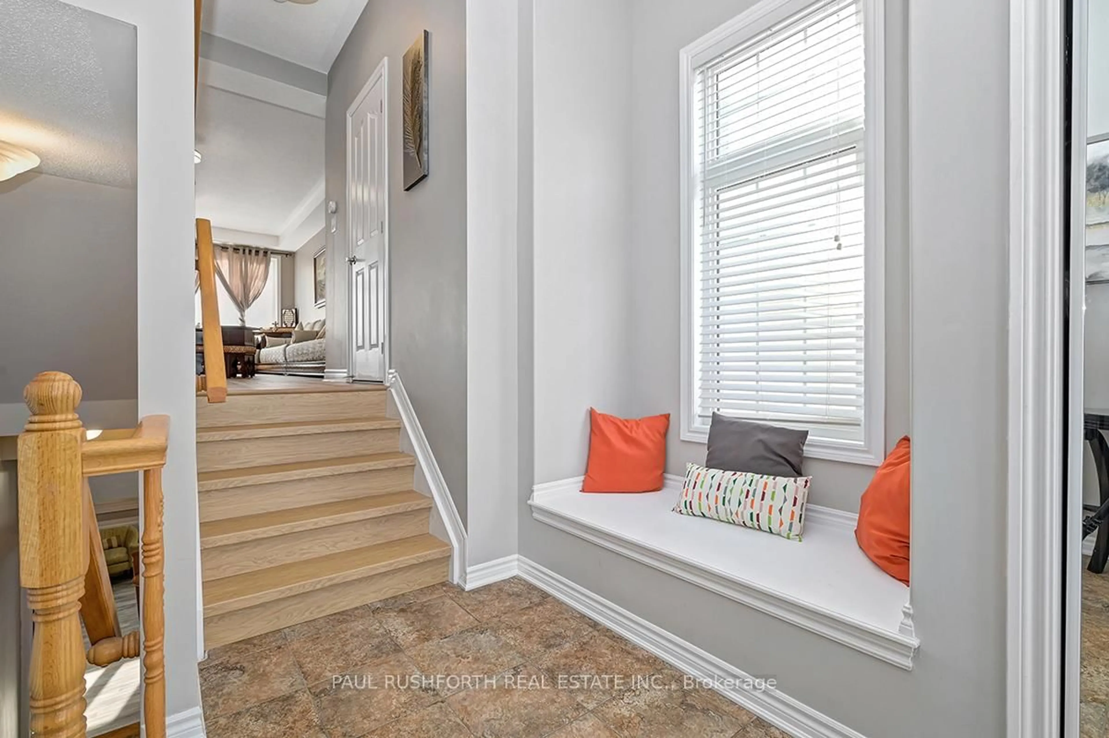 Indoor entryway for 609 Dundonald Dr, Ottawa Ontario K2J 5Y8