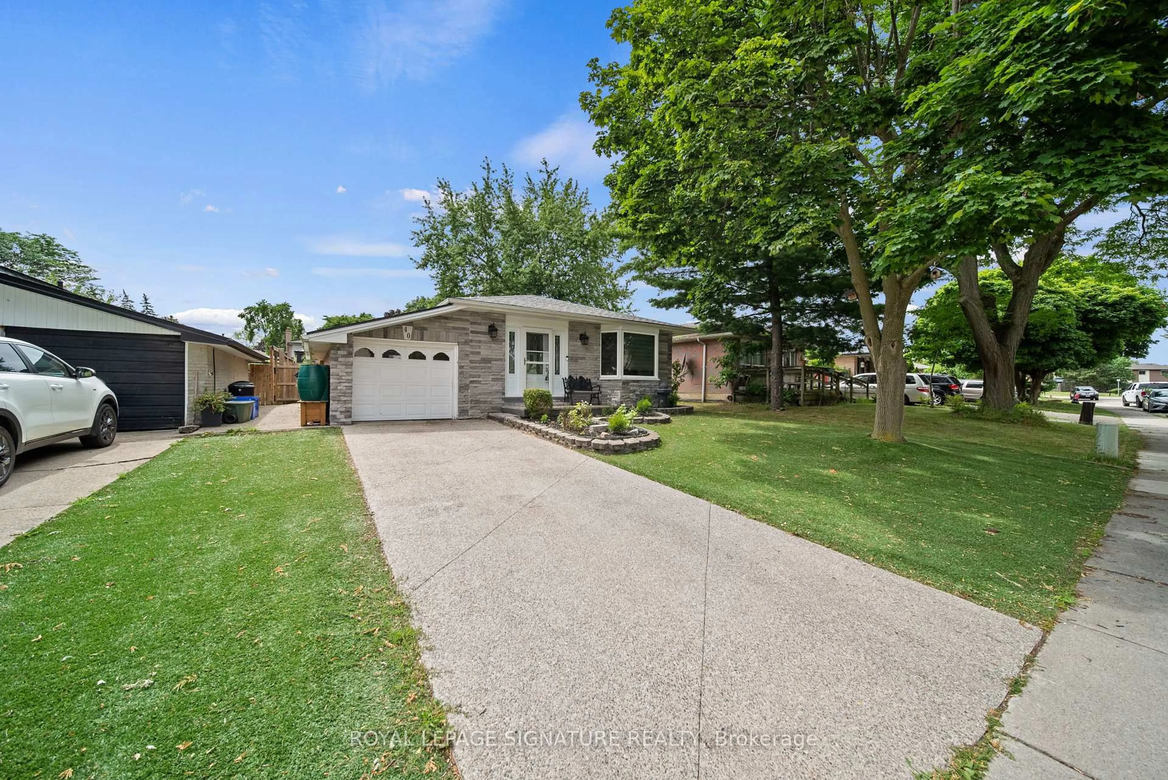A pic from outside/outdoor area/front of a property/back of a property/a pic from drone, street for 40 Queenslea Dr, Hamilton Ontario L8W 1G1