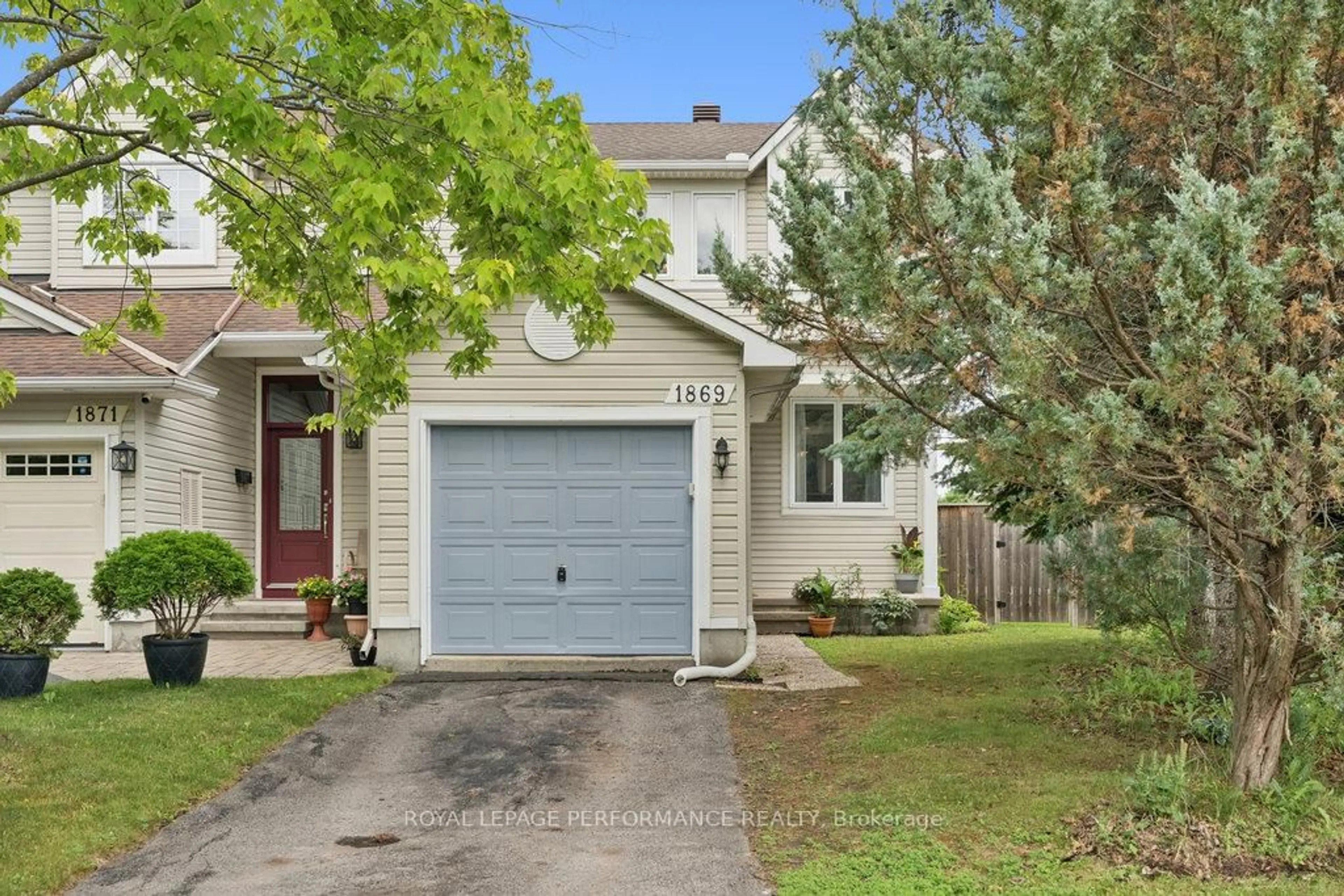 Home with vinyl exterior material, street for 1869 Hennessy Cres, Ottawa Ontario K4A 3X8
