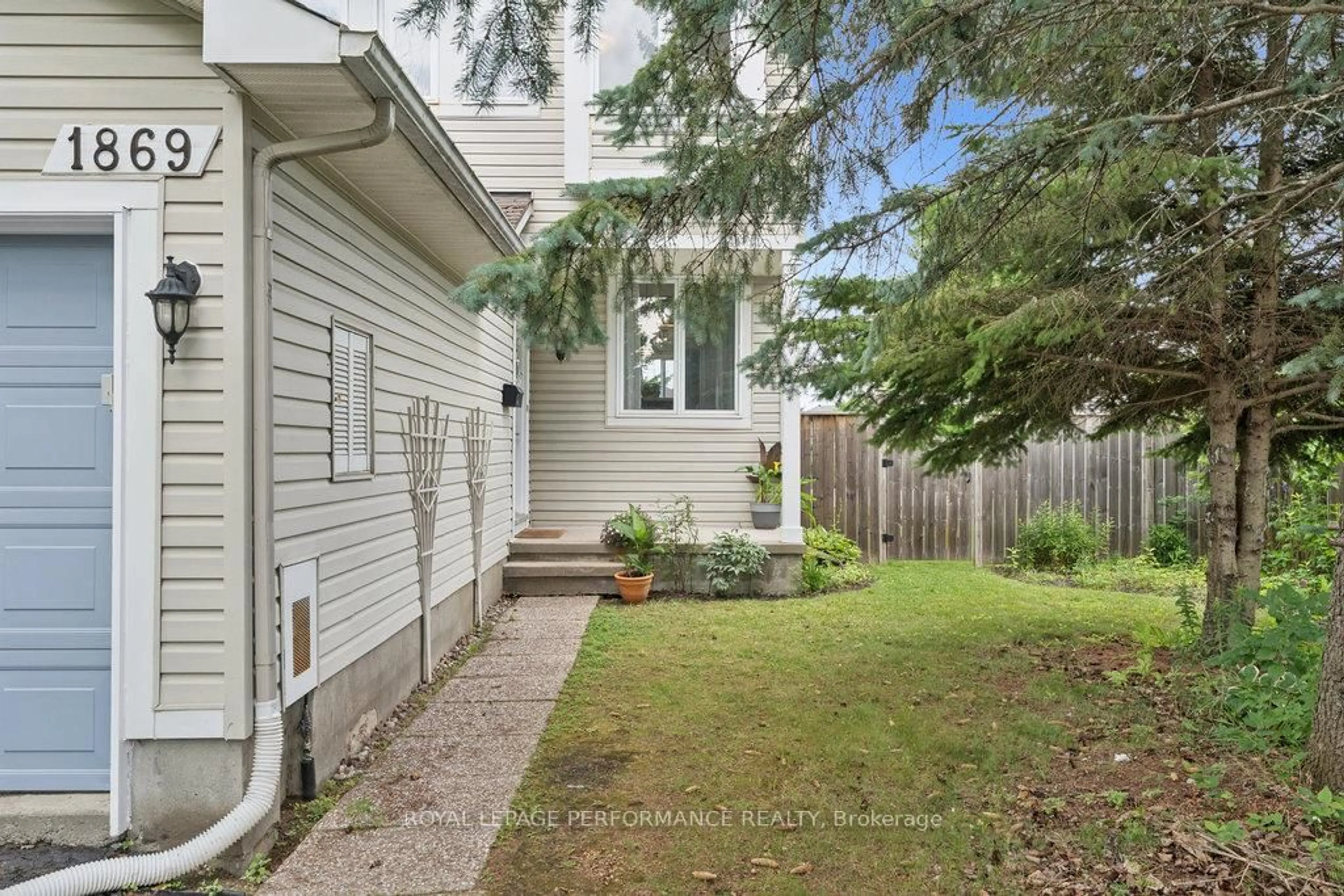 Home with vinyl exterior material, street for 1869 Hennessy Cres, Ottawa Ontario K4A 3X8