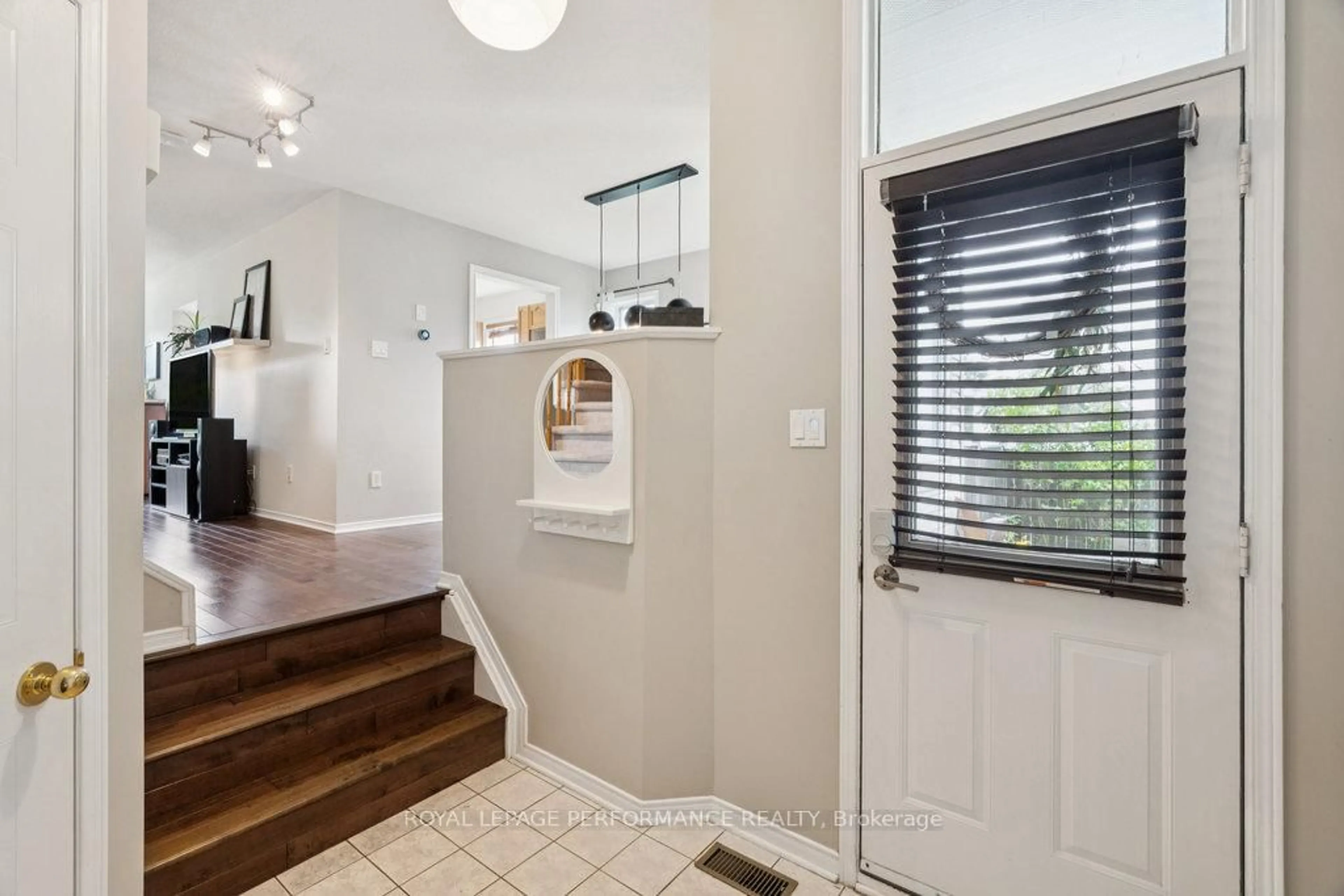 Indoor entryway for 1869 Hennessy Cres, Ottawa Ontario K4A 3X8