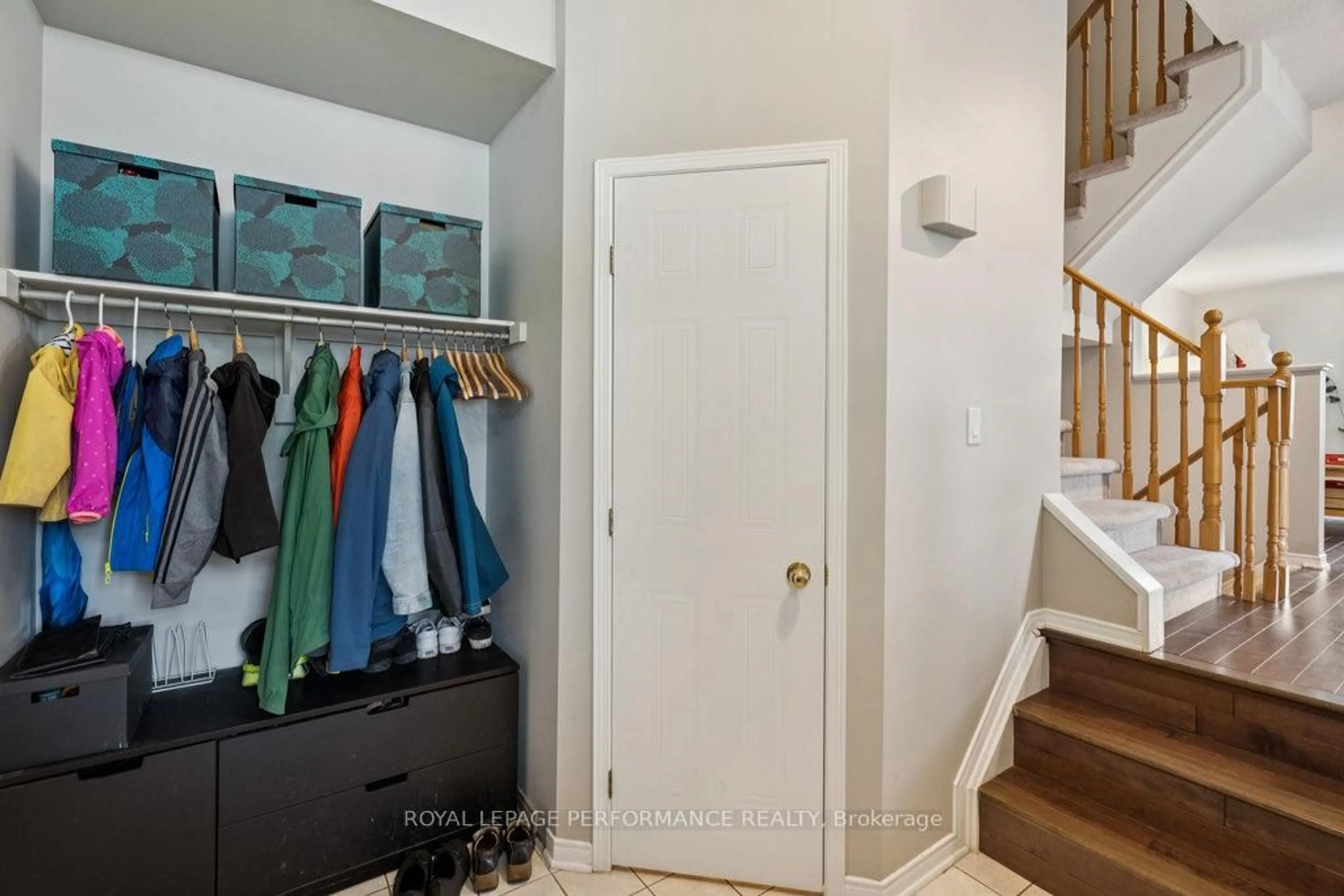Indoor entryway for 1869 Hennessy Cres, Ottawa Ontario K4A 3X8