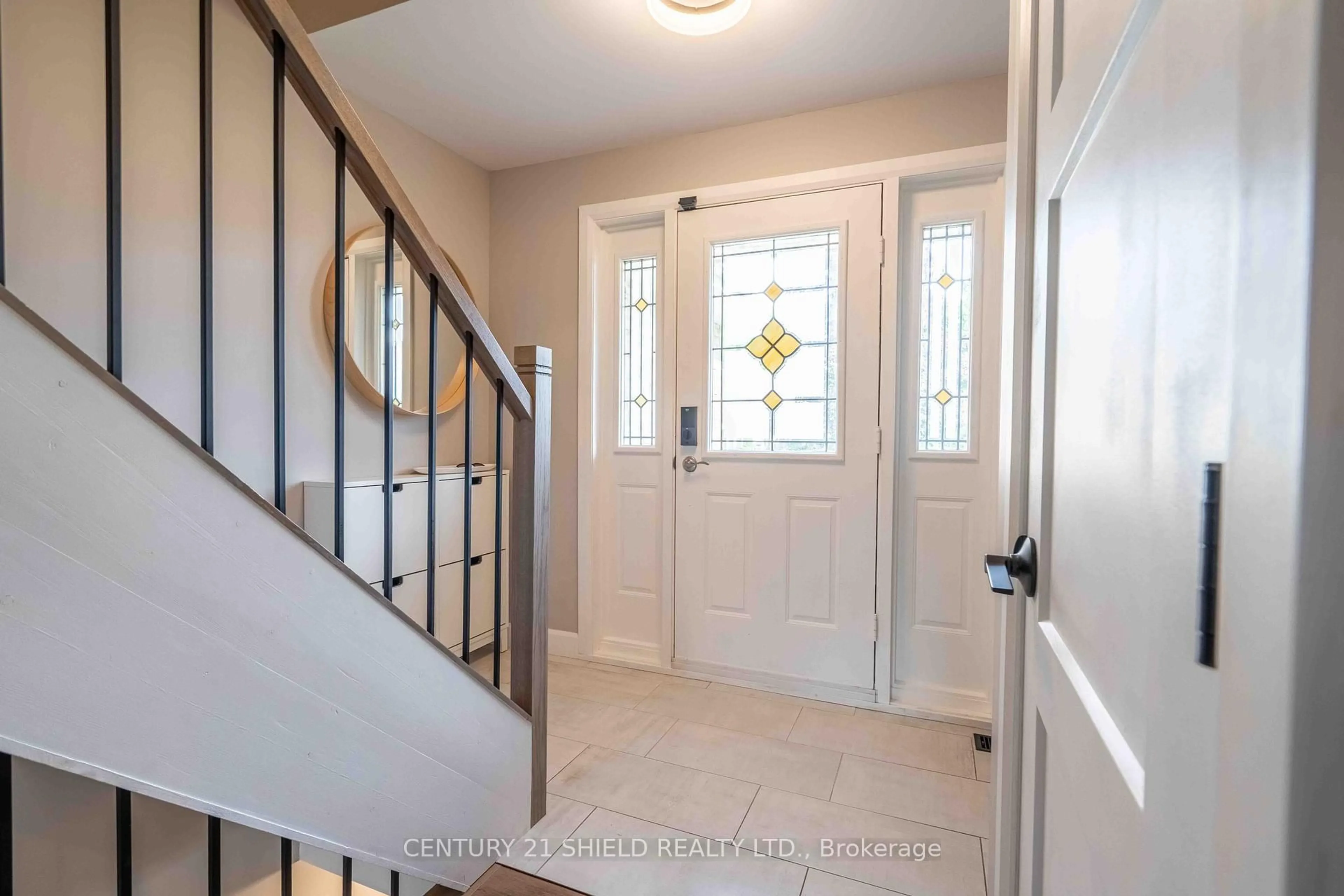 Indoor entryway for 1313 Patricia Pl, Cornwall Ontario K6H 6X9