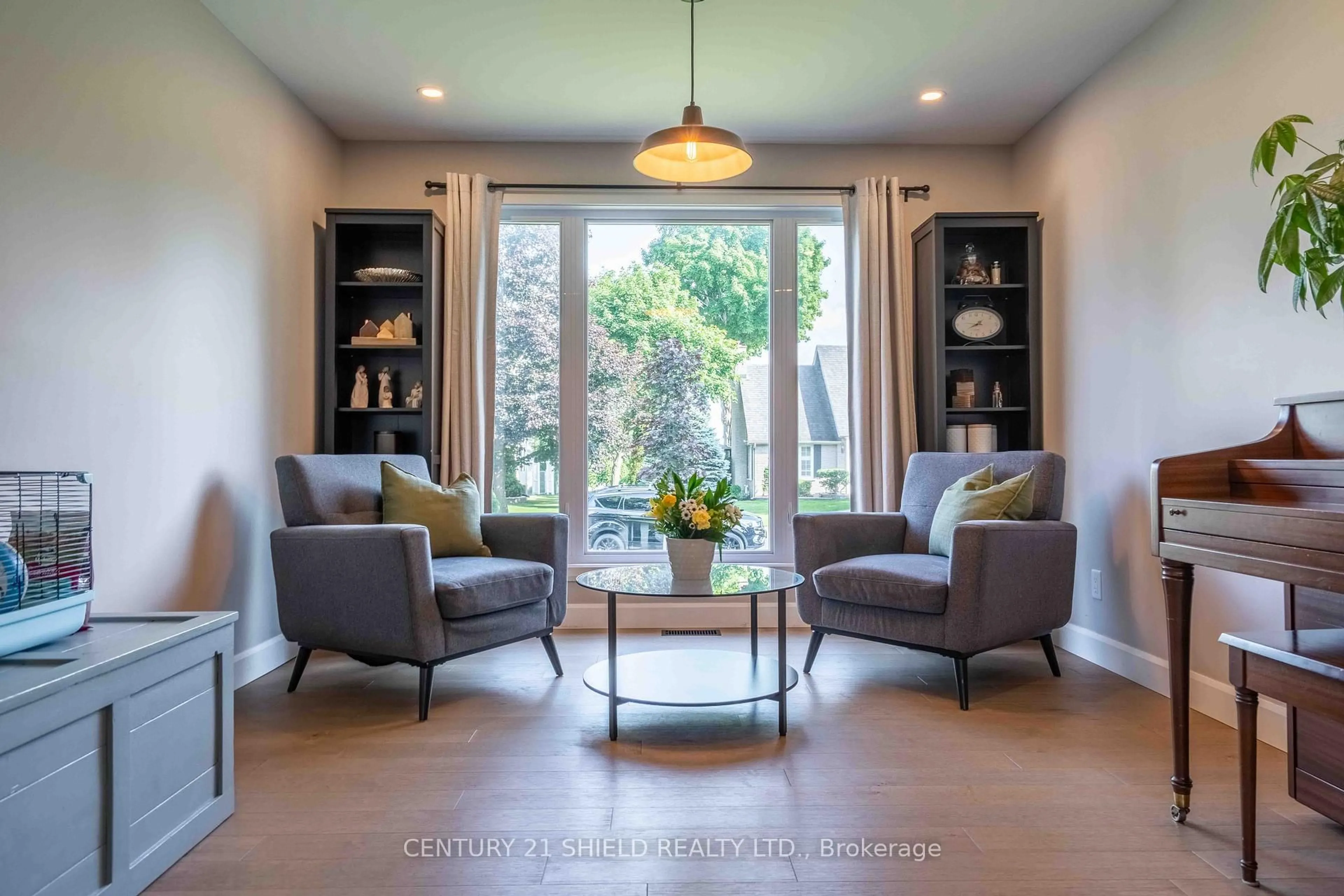Living room with furniture, unknown for 1313 Patricia Pl, Cornwall Ontario K6H 6X9