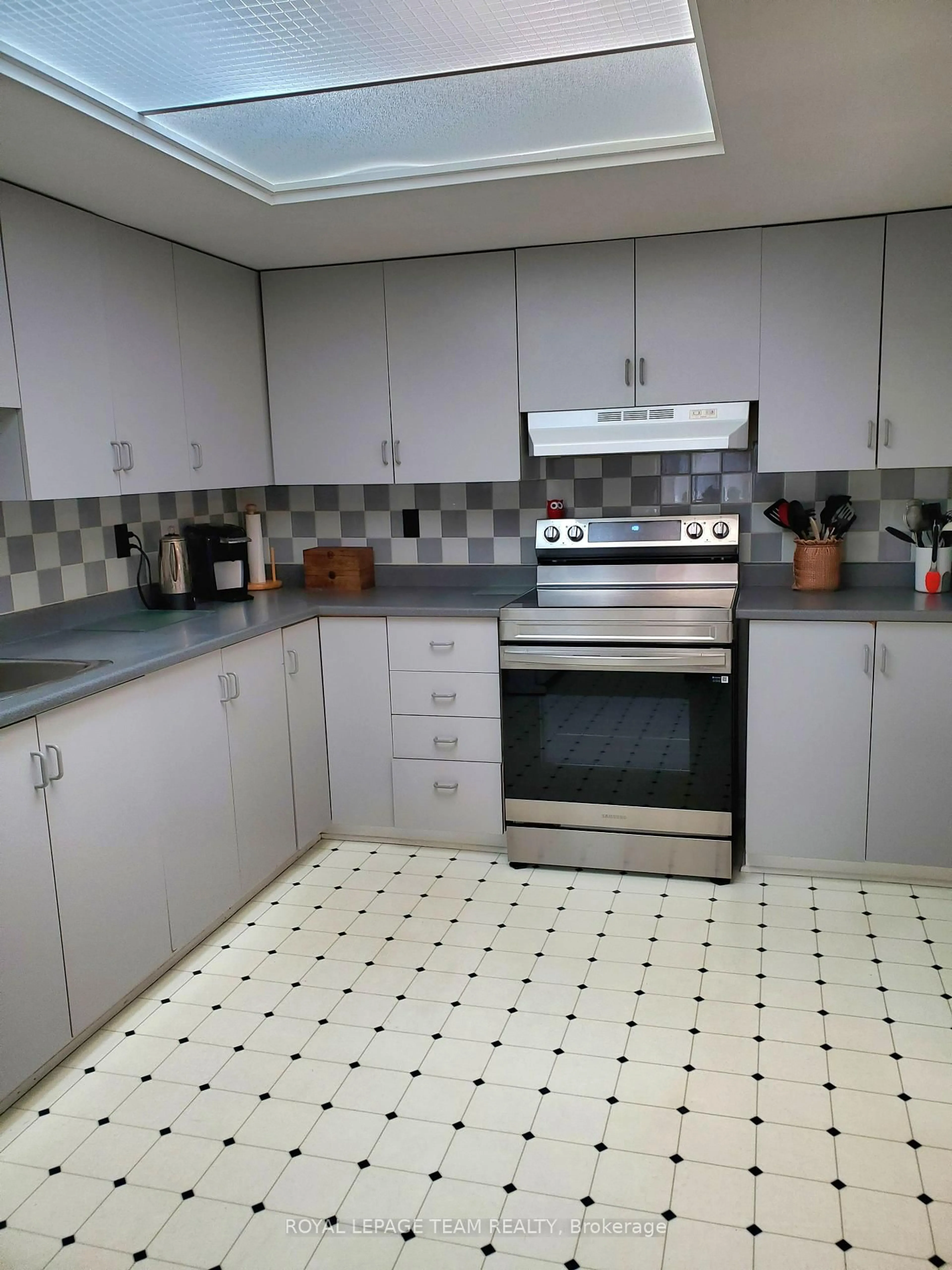 Standard kitchen, ceramic/tile floor for 61 McGibbon Dr, Kanata Ontario K2L 4A6