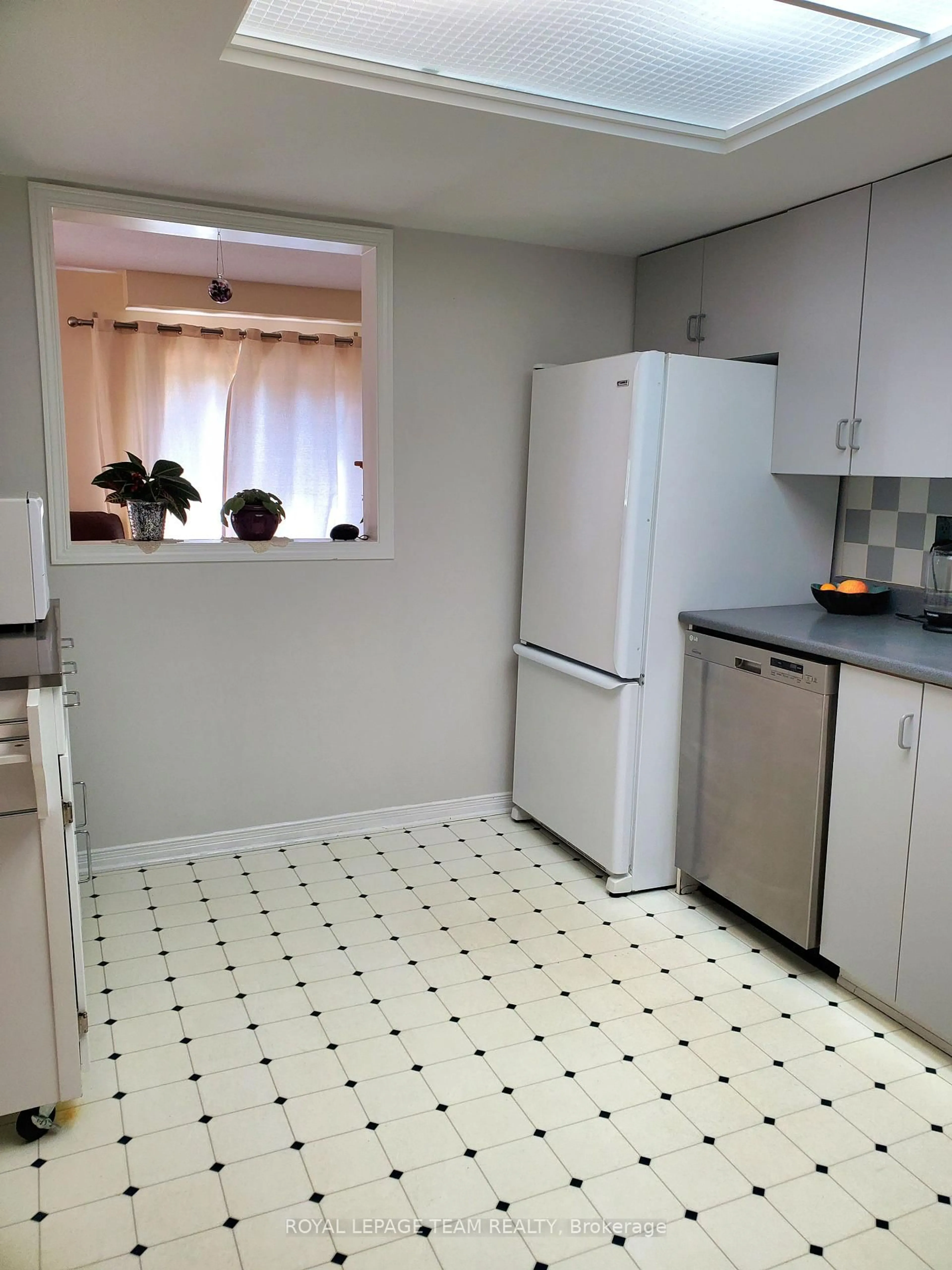 Standard kitchen, unknown for 61 McGibbon Dr, Kanata Ontario K2L 4A6