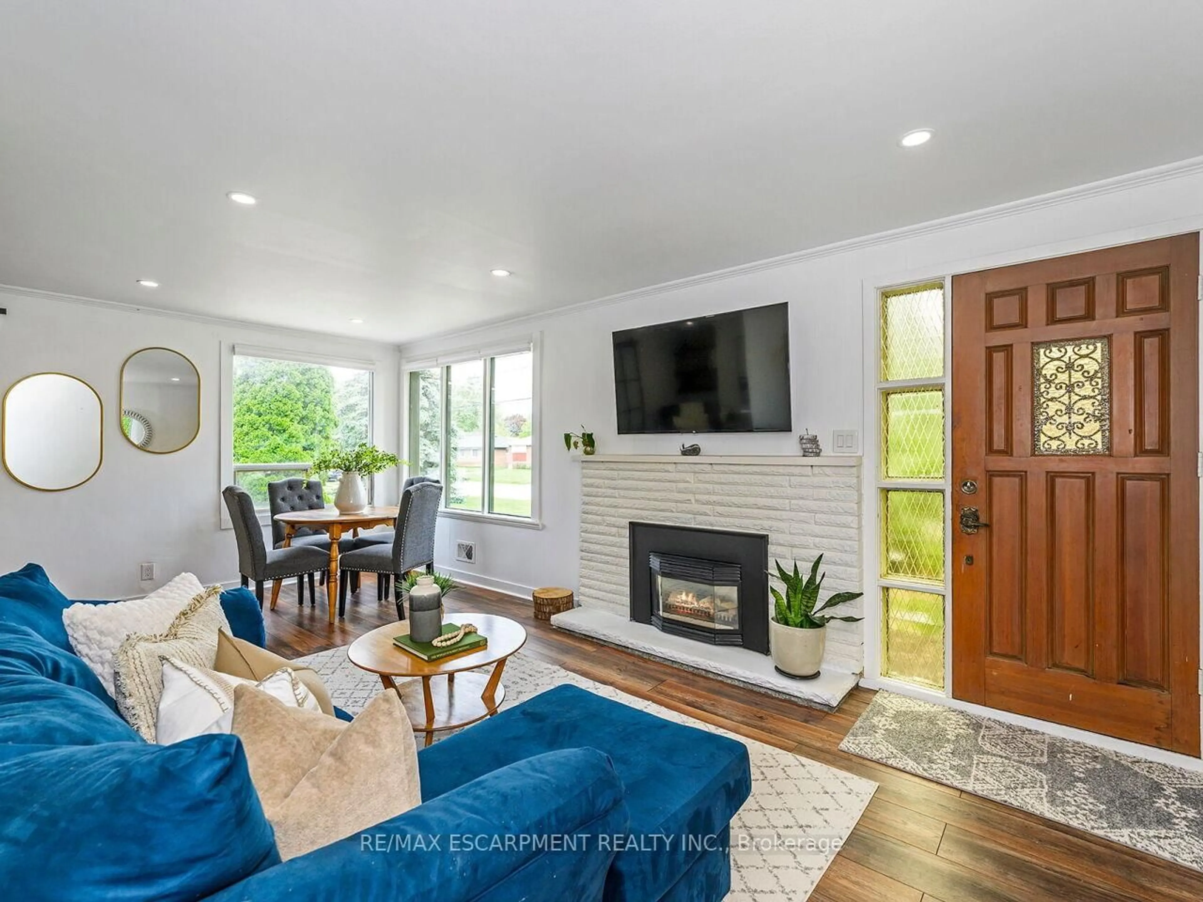 Living room with furniture, unknown for 133 Willson Rd, Welland Ontario L3C 2T5