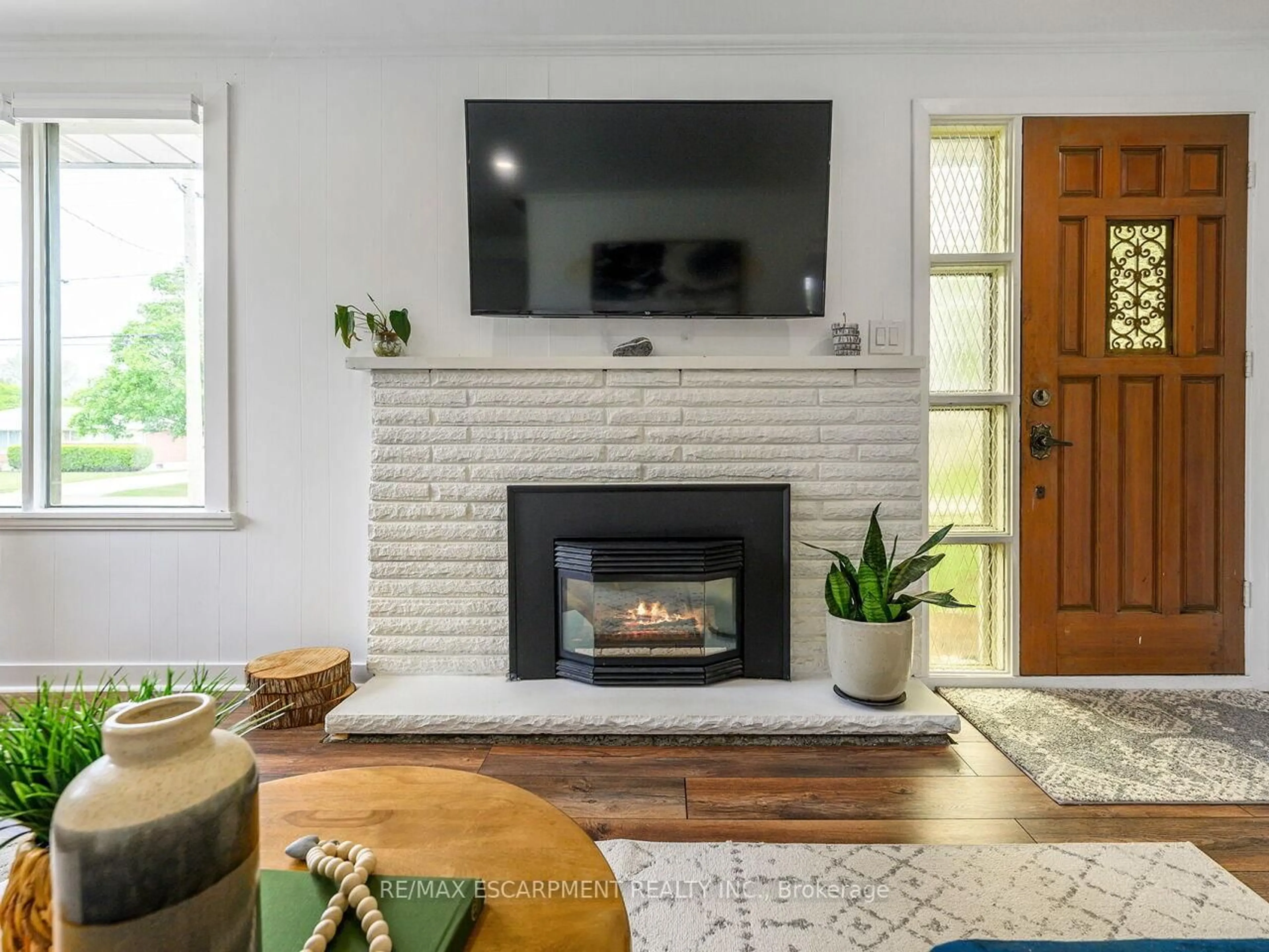 Living room with furniture, unknown for 133 Willson Rd, Welland Ontario L3C 2T5