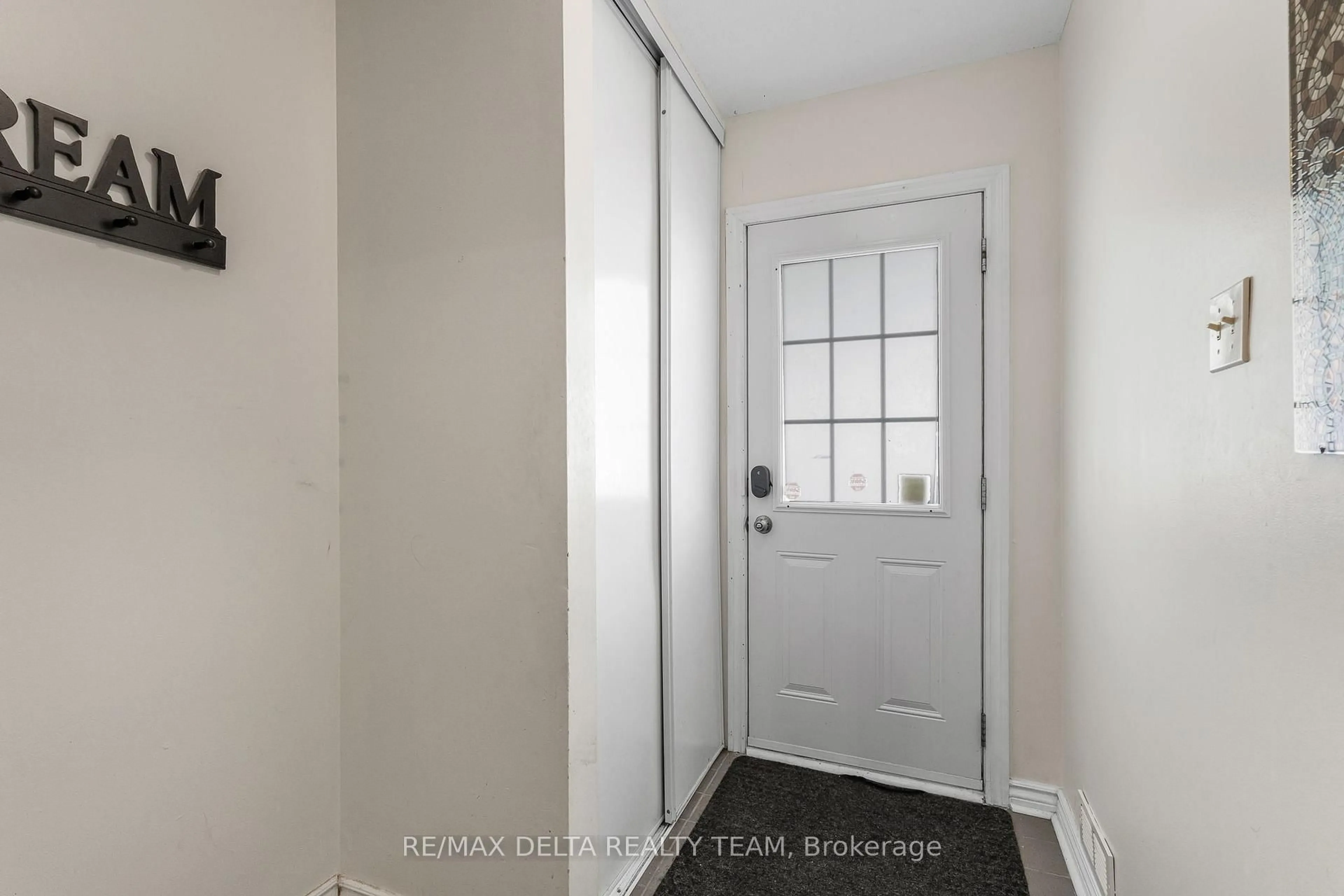 Indoor entryway for 2005 Greenway Park Lane, Ottawa Ontario K1B 5B1
