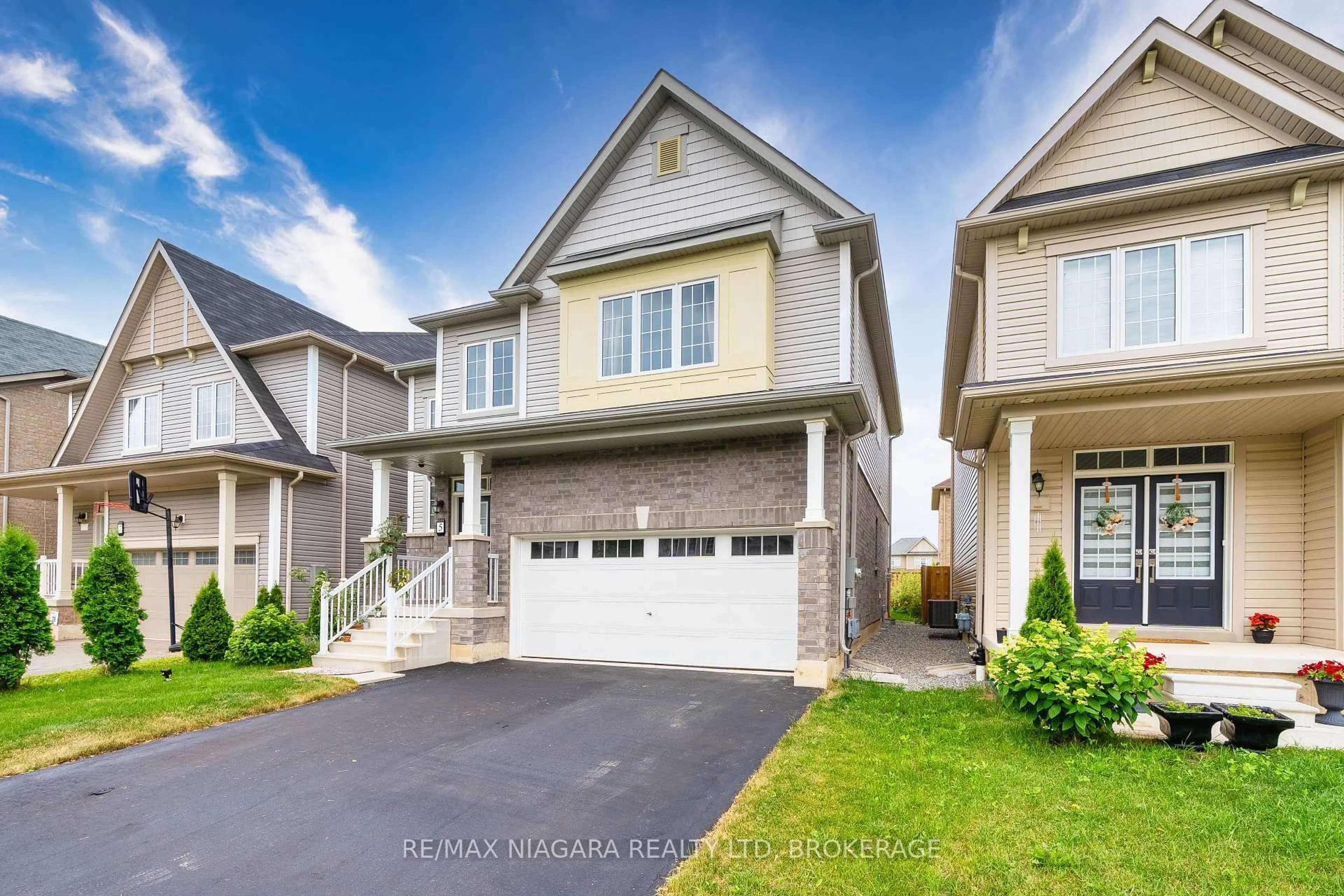 Home with vinyl exterior material, street for 5 Steven Dr, Thorold Ontario L3B 0G2