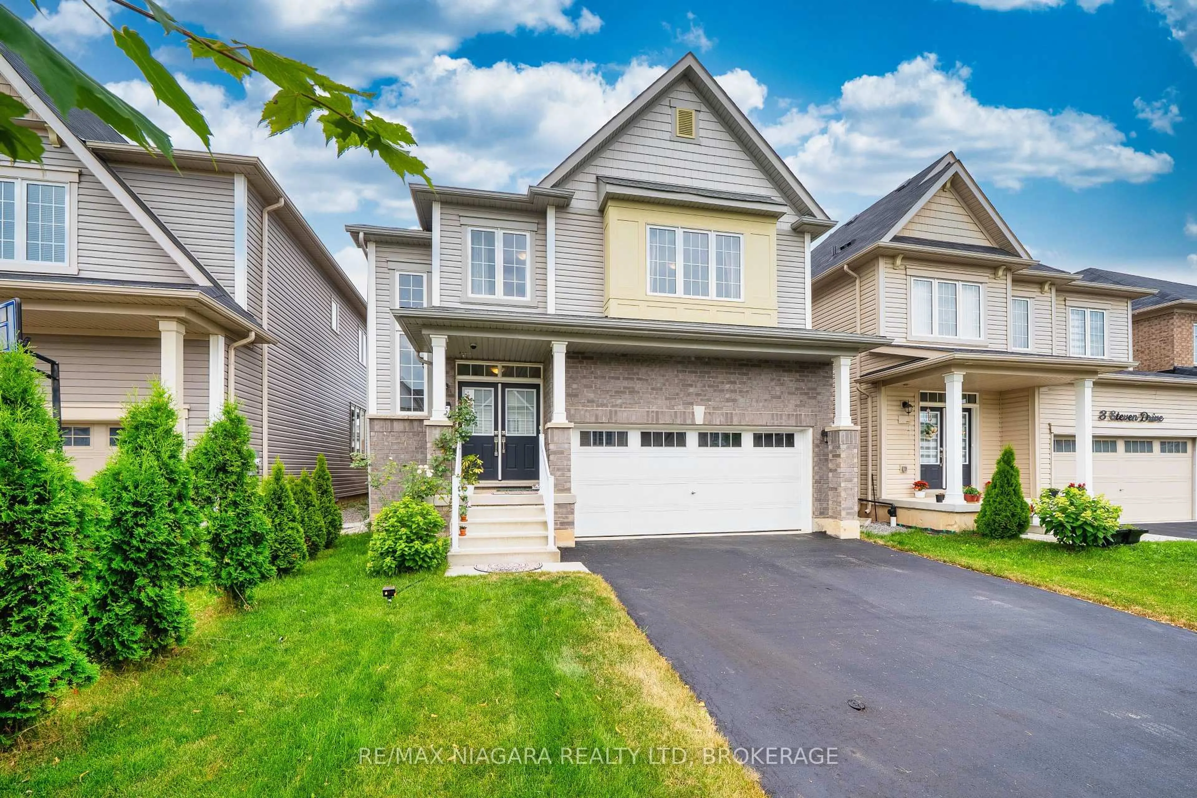 Home with vinyl exterior material, street for 5 Steven Dr, Thorold Ontario L3B 0G2