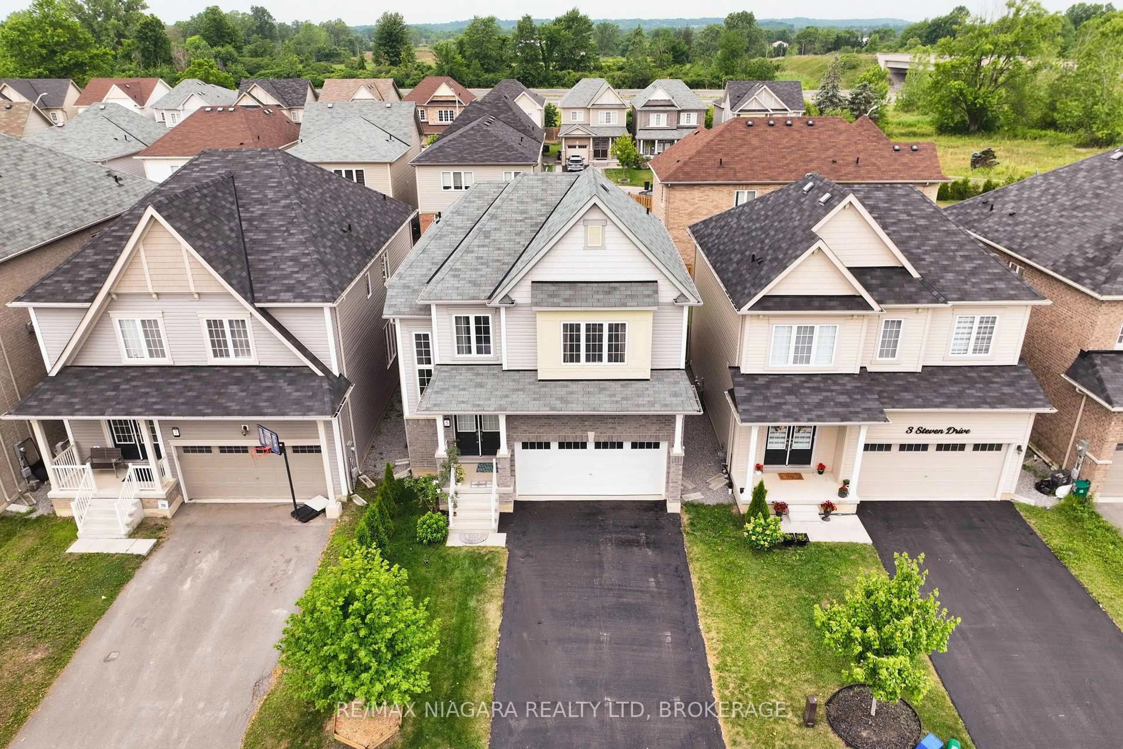 A pic from outside/outdoor area/front of a property/back of a property/a pic from drone, street for 5 Steven Dr, Thorold Ontario L3B 0G2