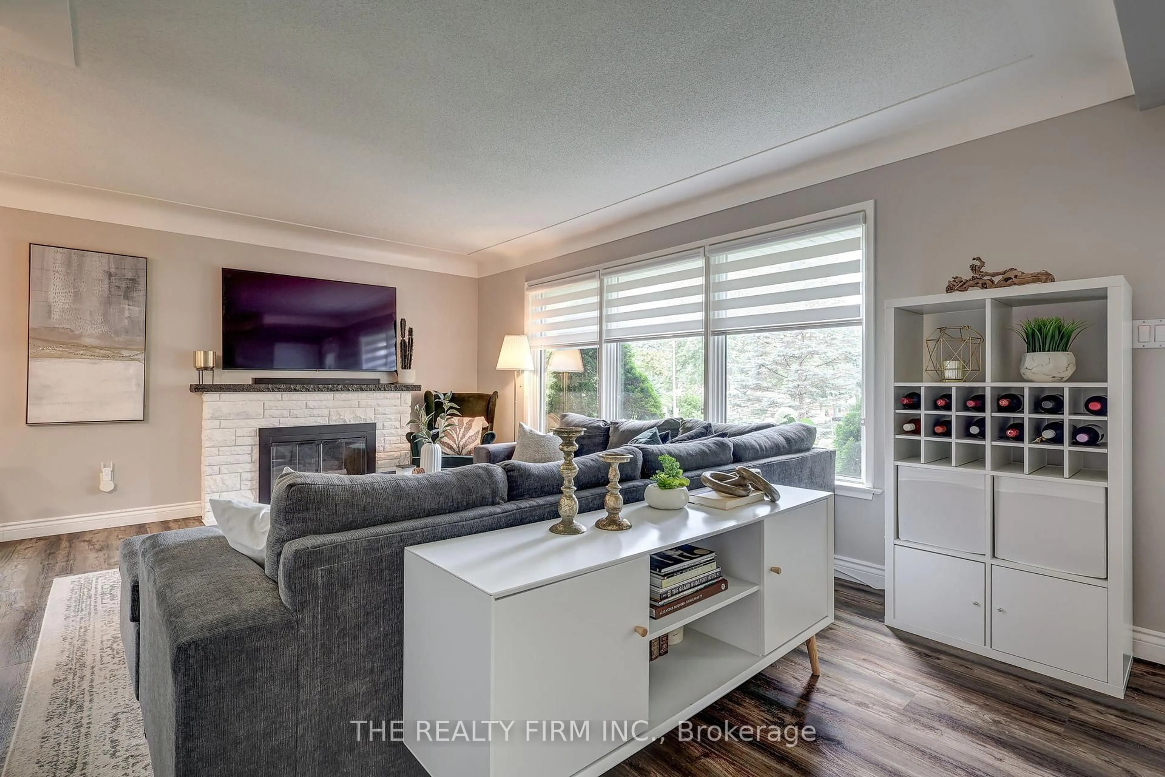 Living room with furniture, wood/laminate floor for 1158 Nashua Ave, London South Ontario N6K 2C3