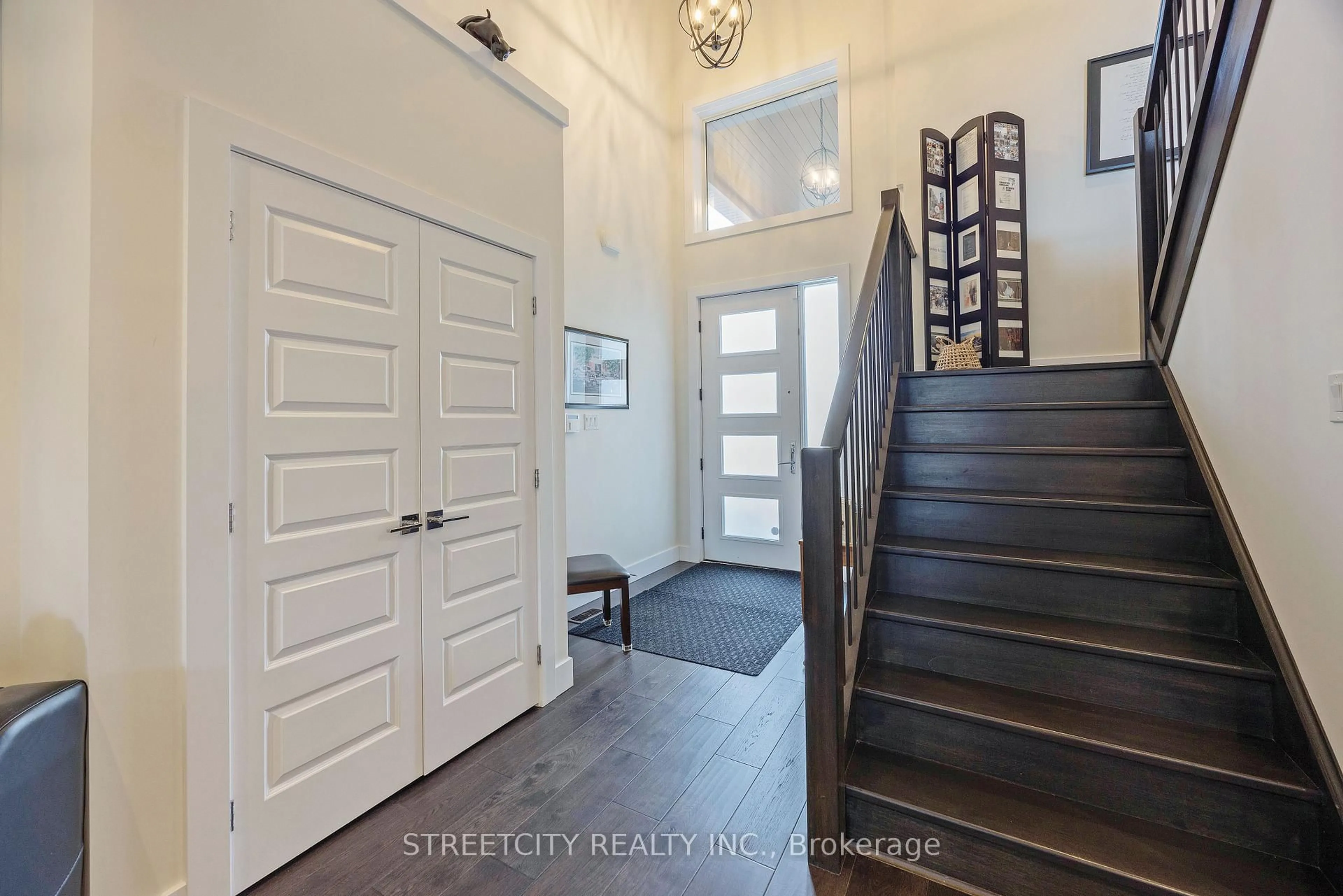 Indoor entryway for 1746 Brunson Way, London South Ontario N6K 0H1