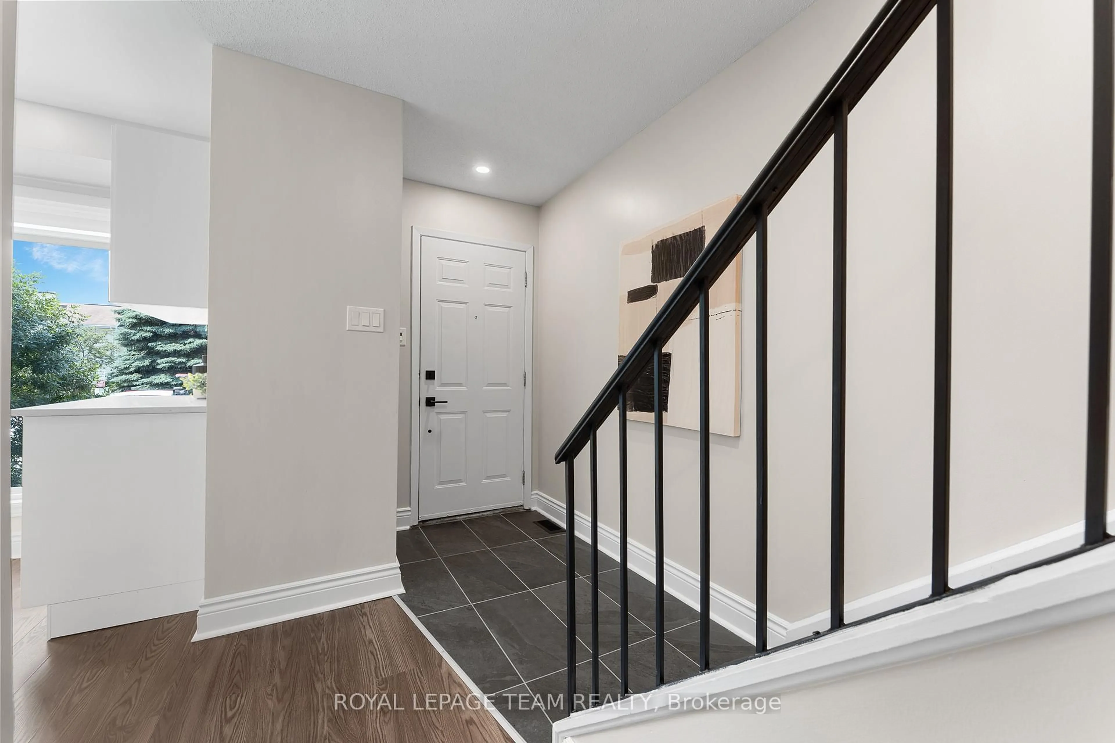 Indoor entryway for 80 Mcdermot Crt #20, Kanata Ontario K2L 3V1
