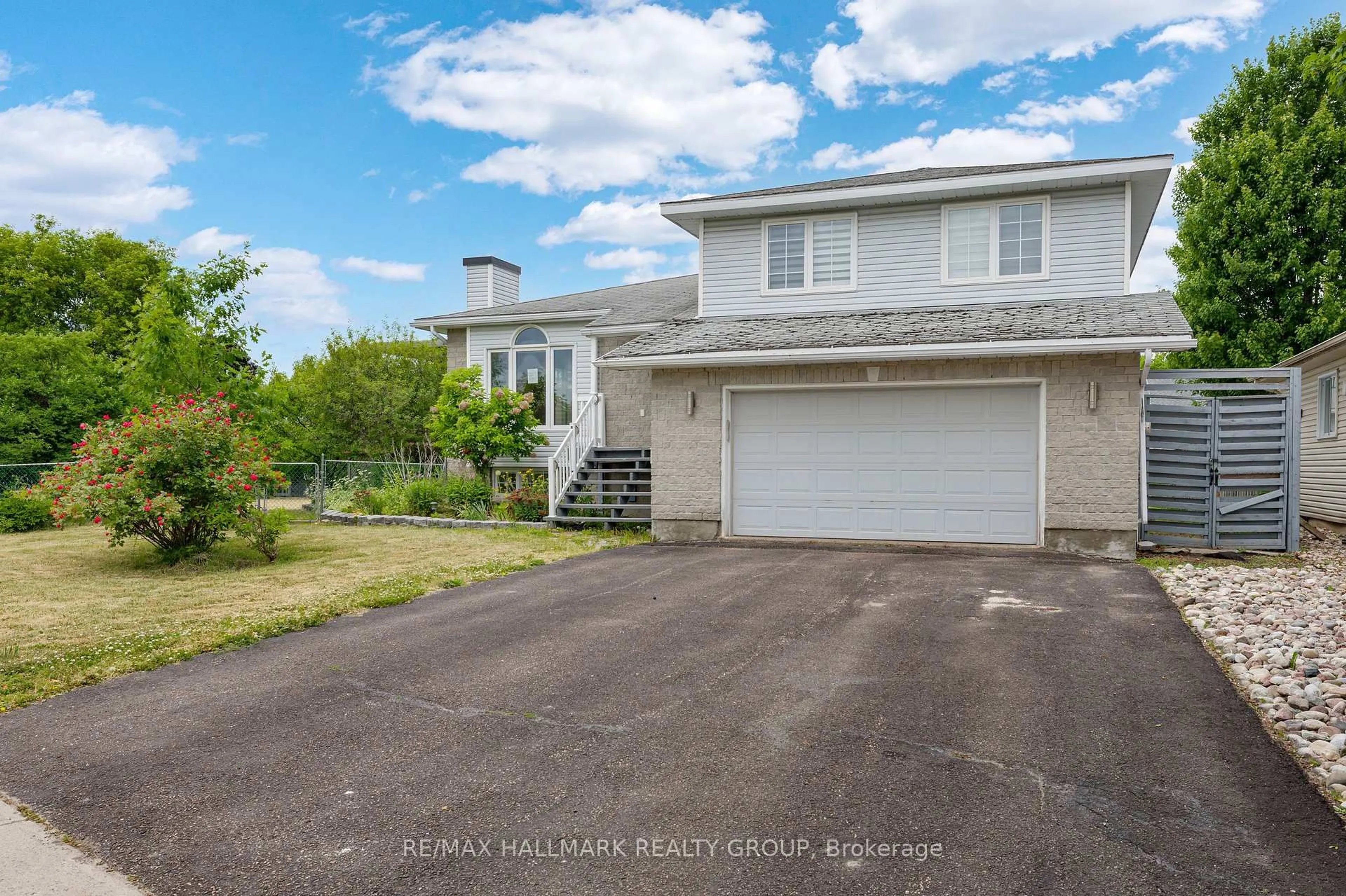 A pic from outside/outdoor area/front of a property/back of a property/a pic from drone, street for 148 Charles St, Arnprior Ontario K7S 1A7
