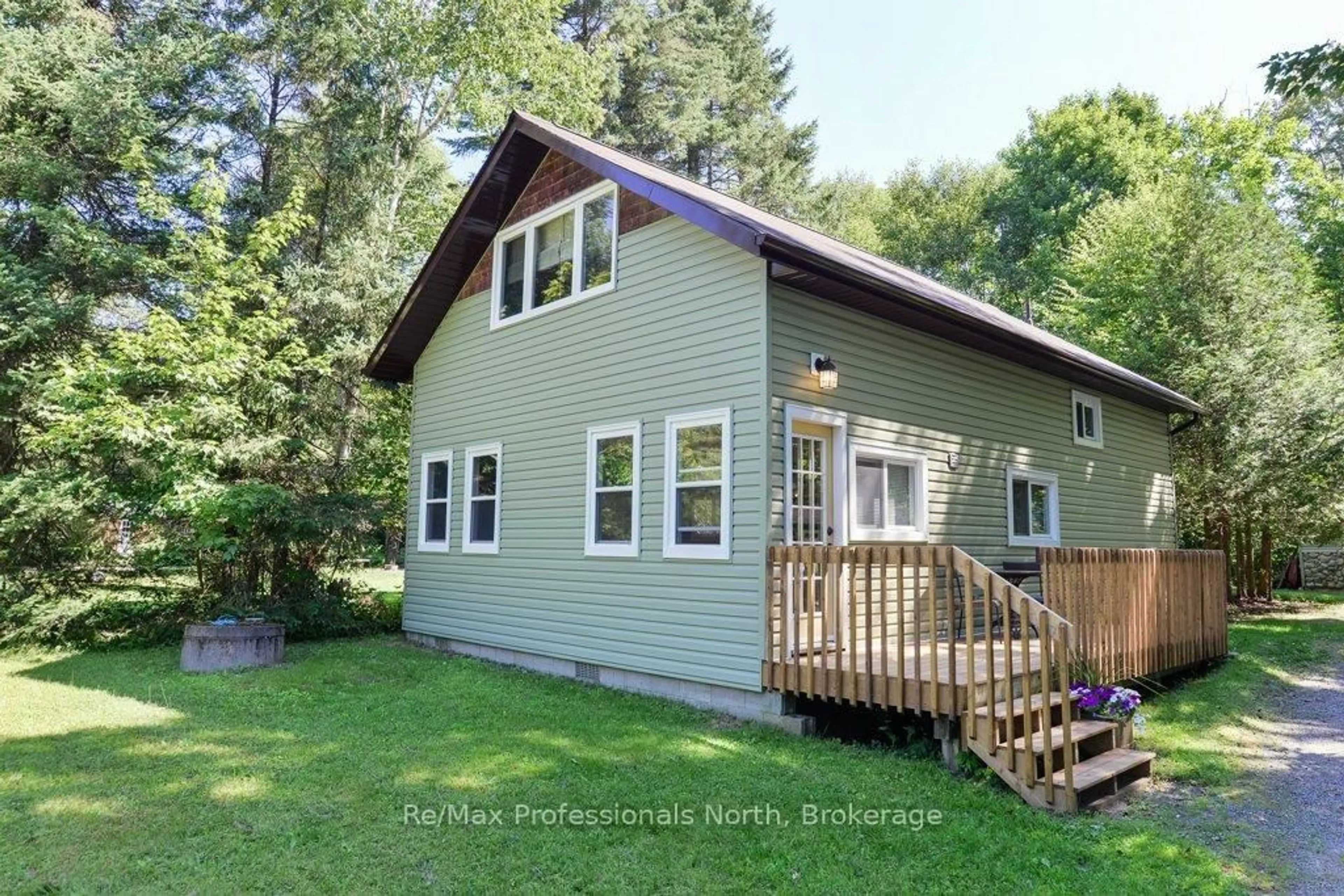Home with vinyl exterior material, unknown for 1106 Springdale Shores Private, Bracebridge Ontario P1L 1W9