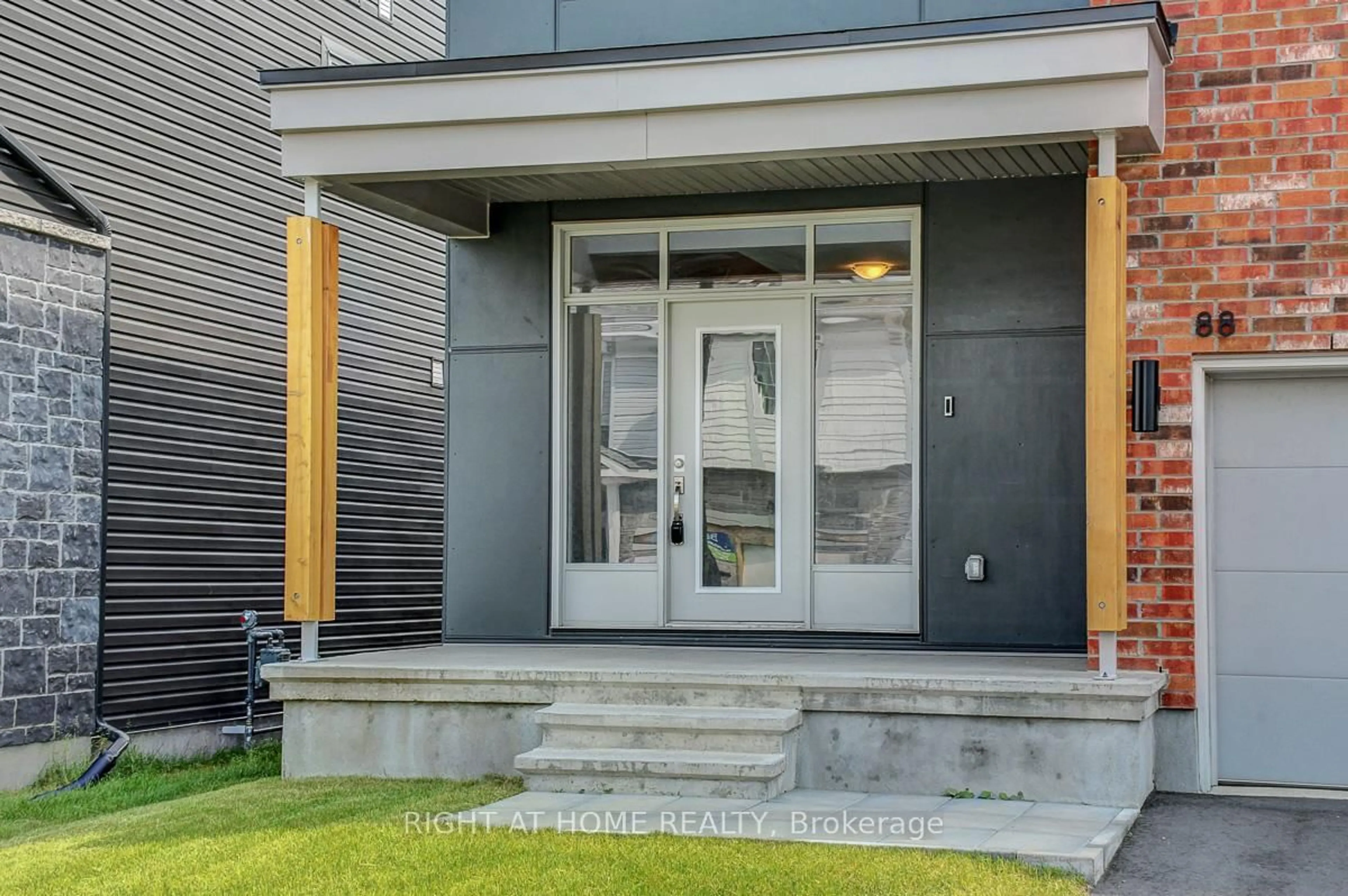 Indoor entryway for 88 Esban Dr, Gloucester Ontario K1X 0H3