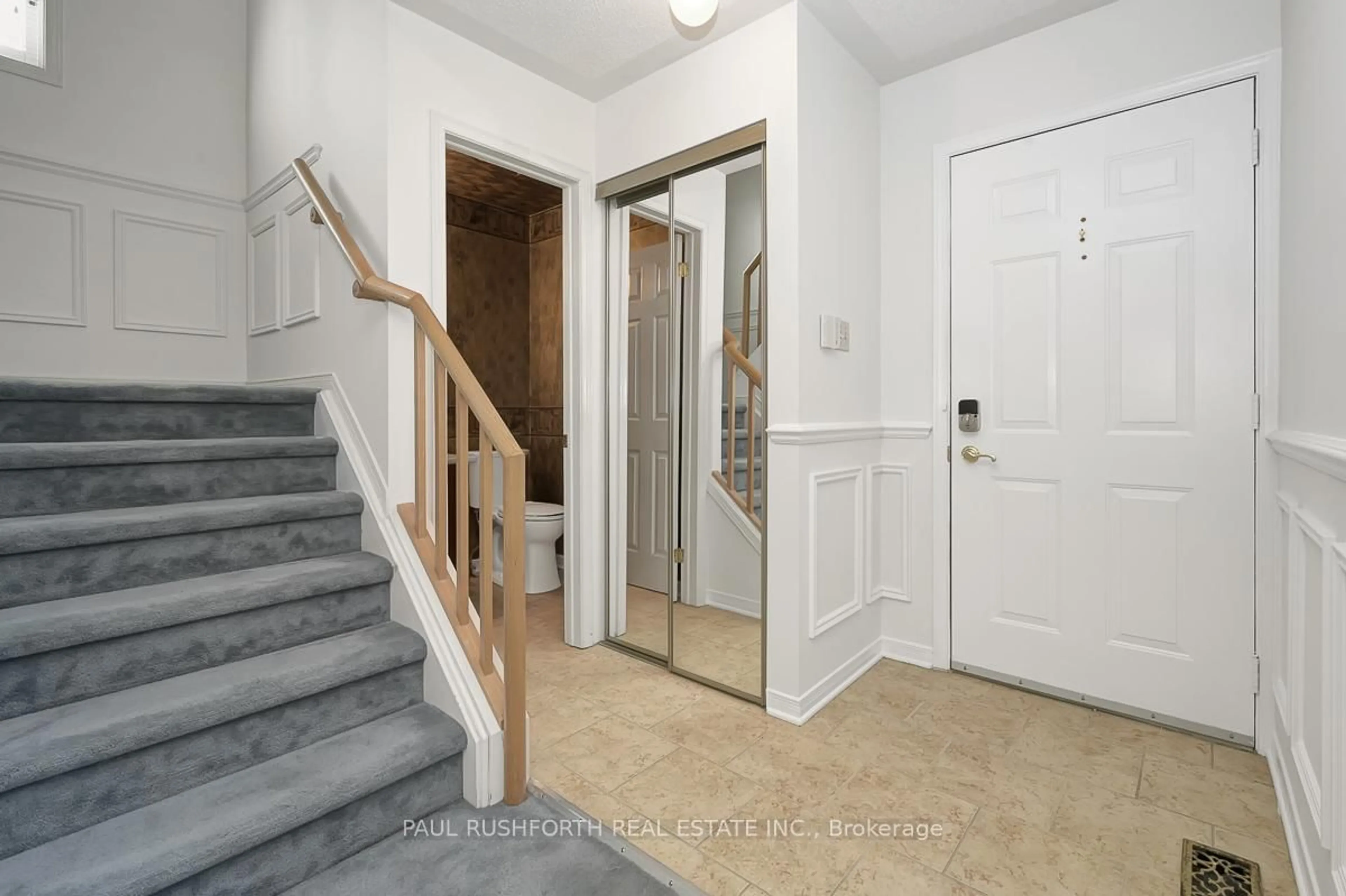 Indoor entryway for 299 Tompkins Ave, Ottawa Ontario K1E 3X3