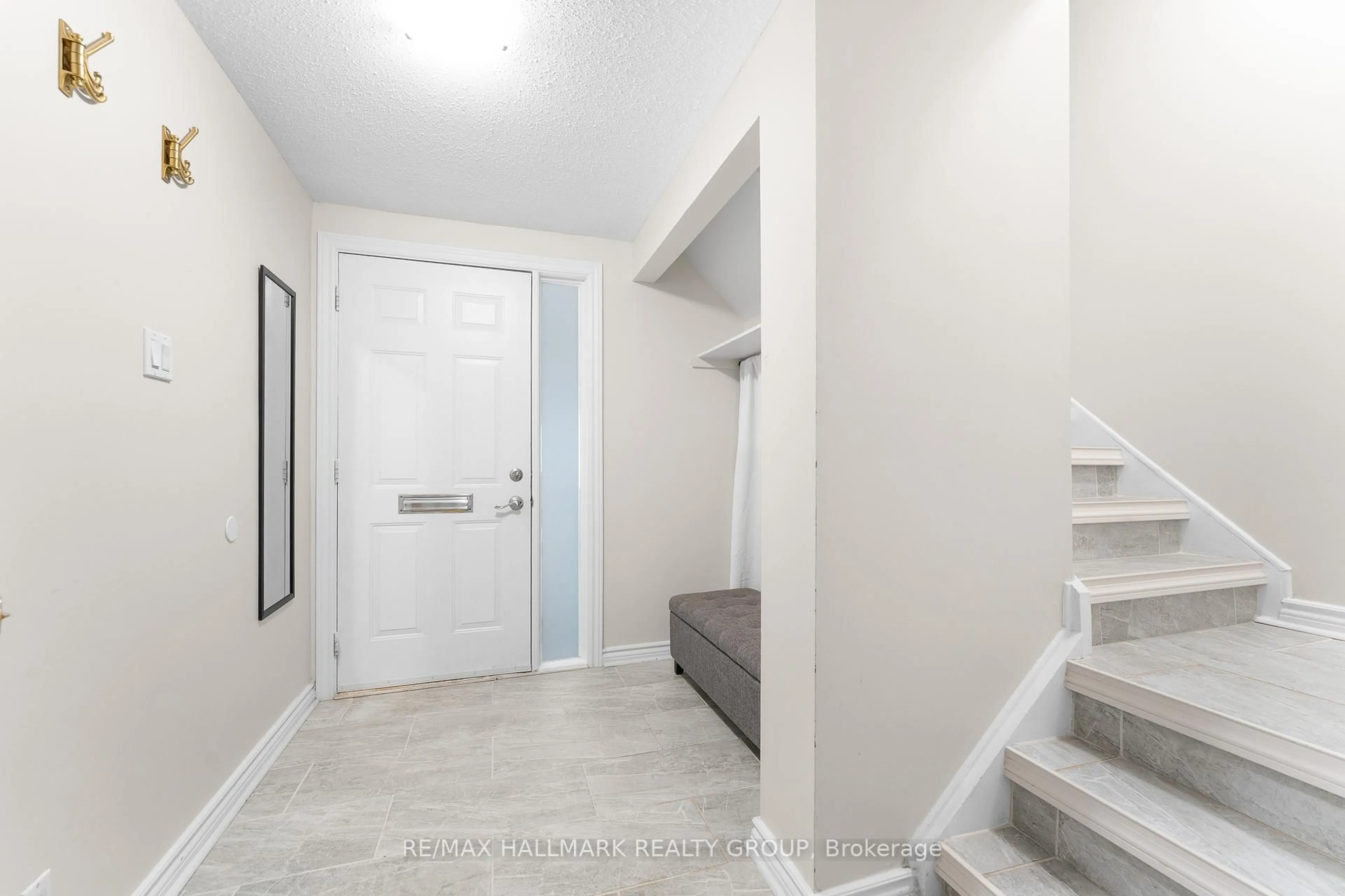 Indoor entryway for 1126 Chimney Hill Way, Ottawa Ontario K1J 8Z6