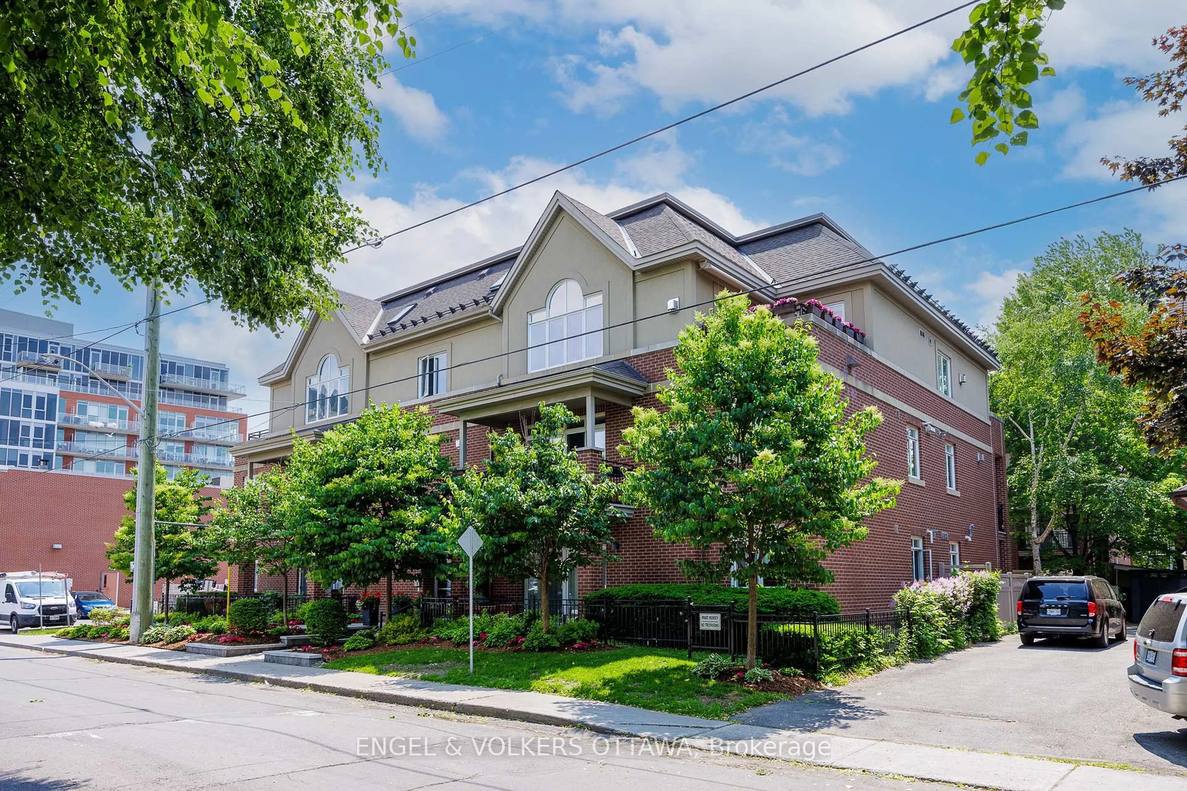 Unknown for 400 Mcleod St #105, Ottawa Ontario K2P 1A6